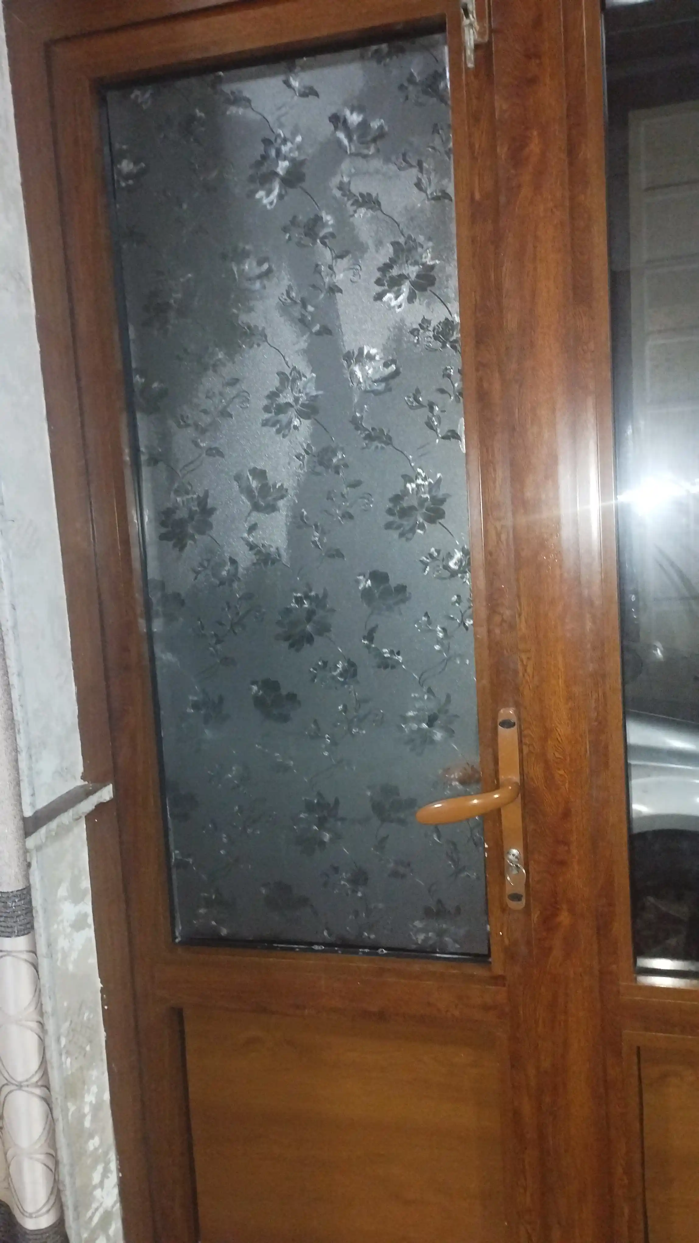 Maxfiylik va yumshoq yorug‘lik uchun derazalar uchun dekorativ quyoshdan himoyalovchi xira plyonka