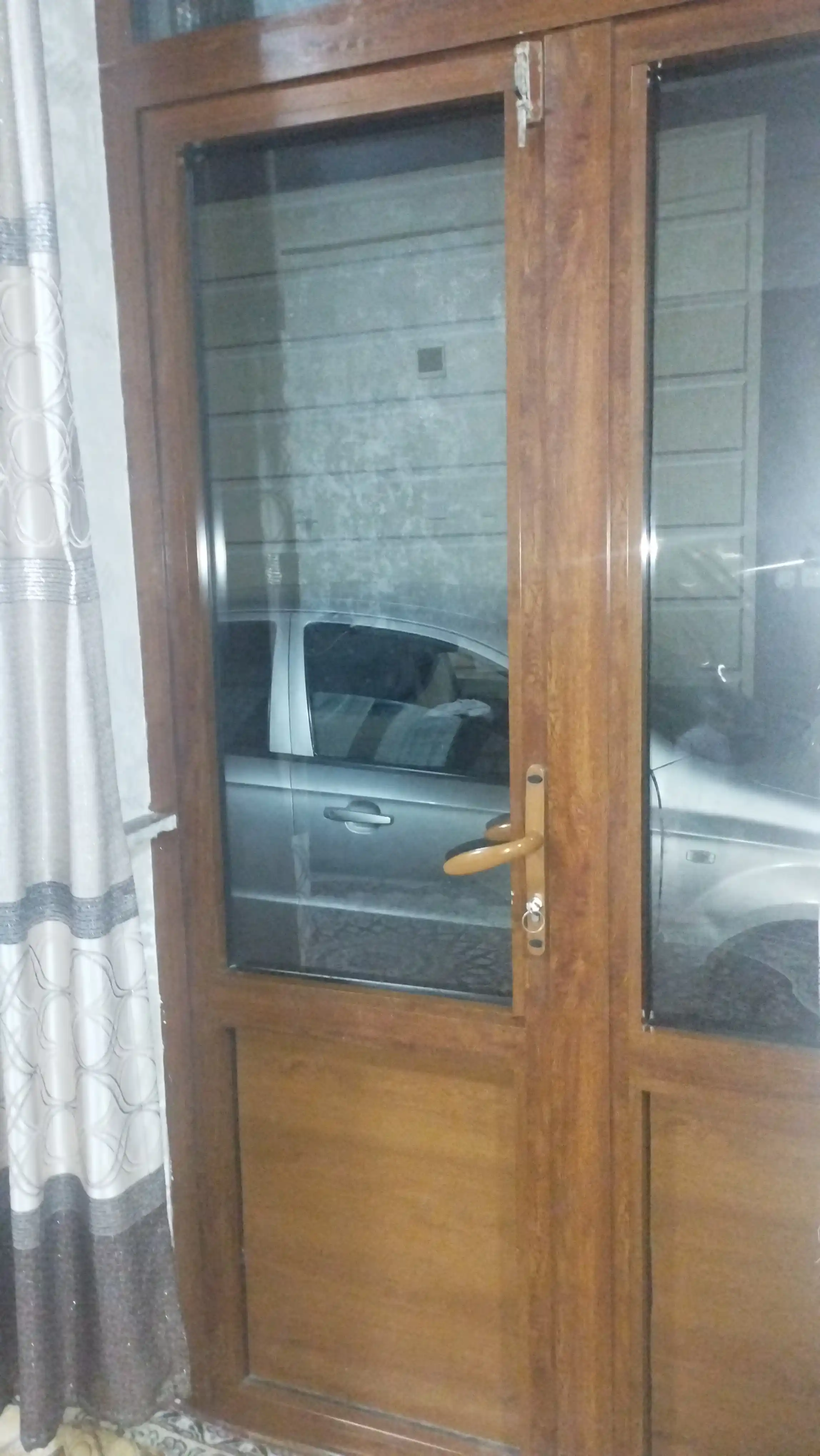Maxfiylik va yumshoq yorug‘lik uchun derazalar uchun dekorativ quyoshdan himoyalovchi xira plyonka