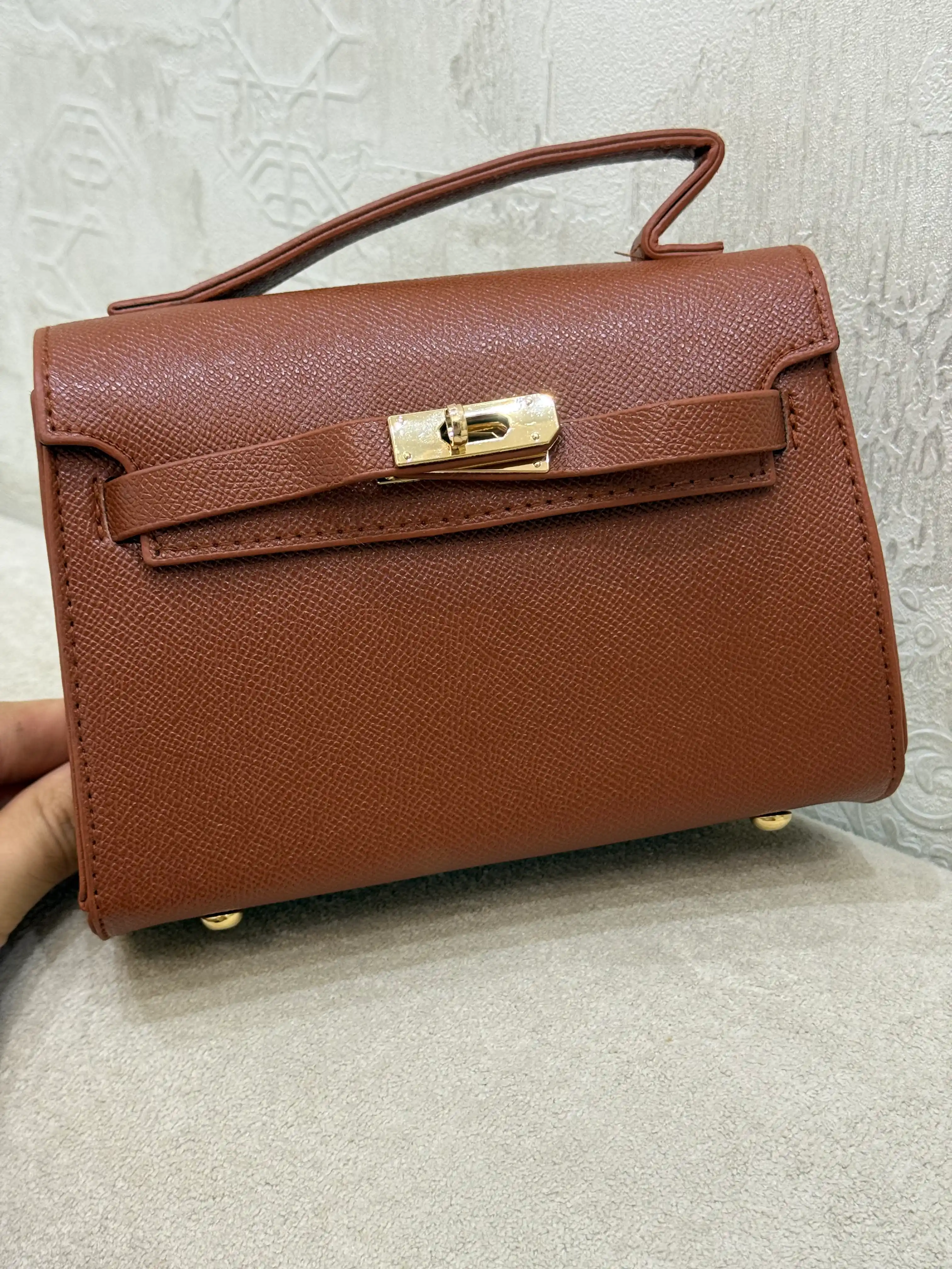 Ayollar mini krossbody sumkasi, PU material, qulfli yopilish