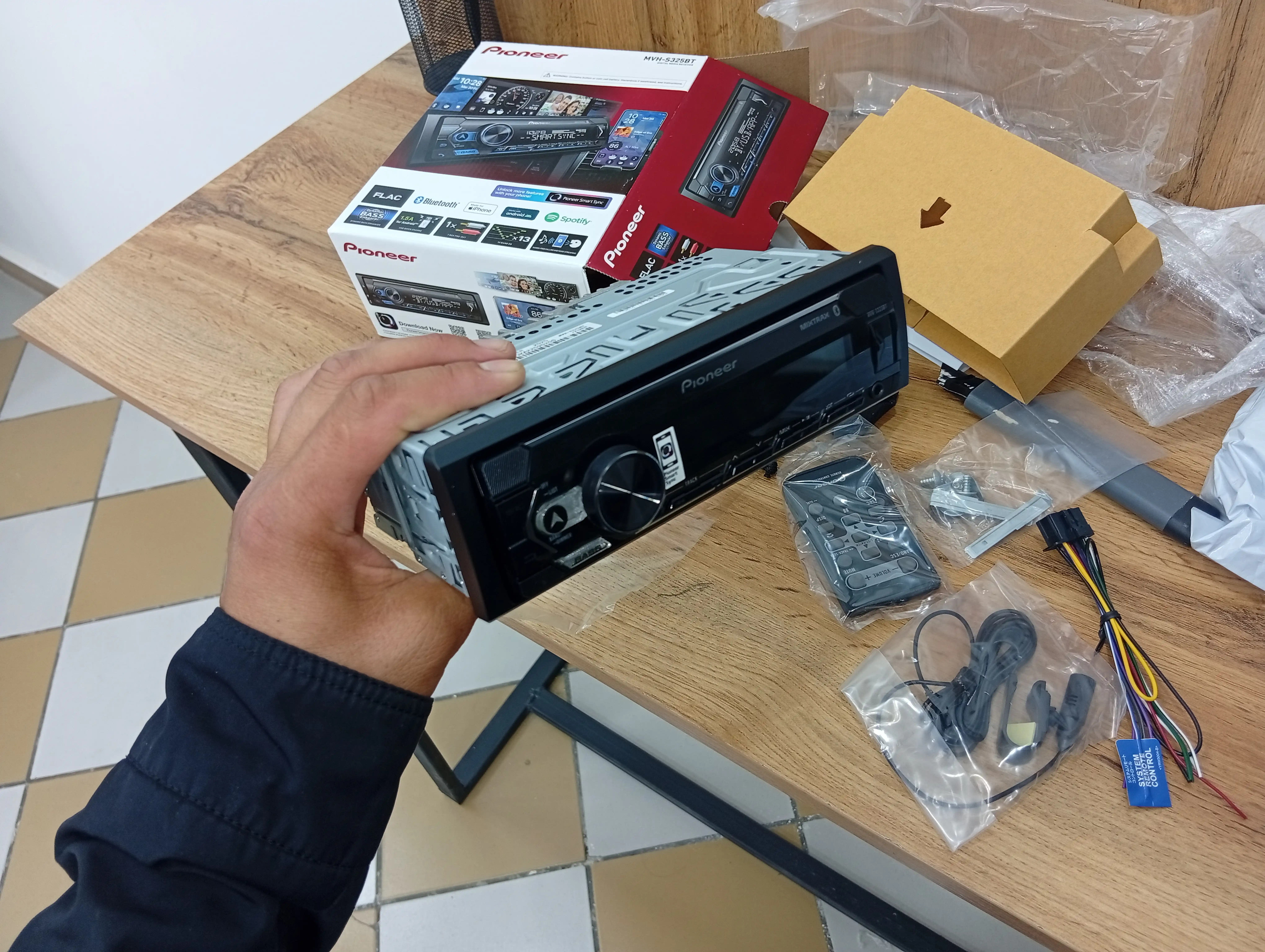 Магнитофон Pioneer MVH-S325BT Bluetooth автомагнитола, 1DIN, 4x50W