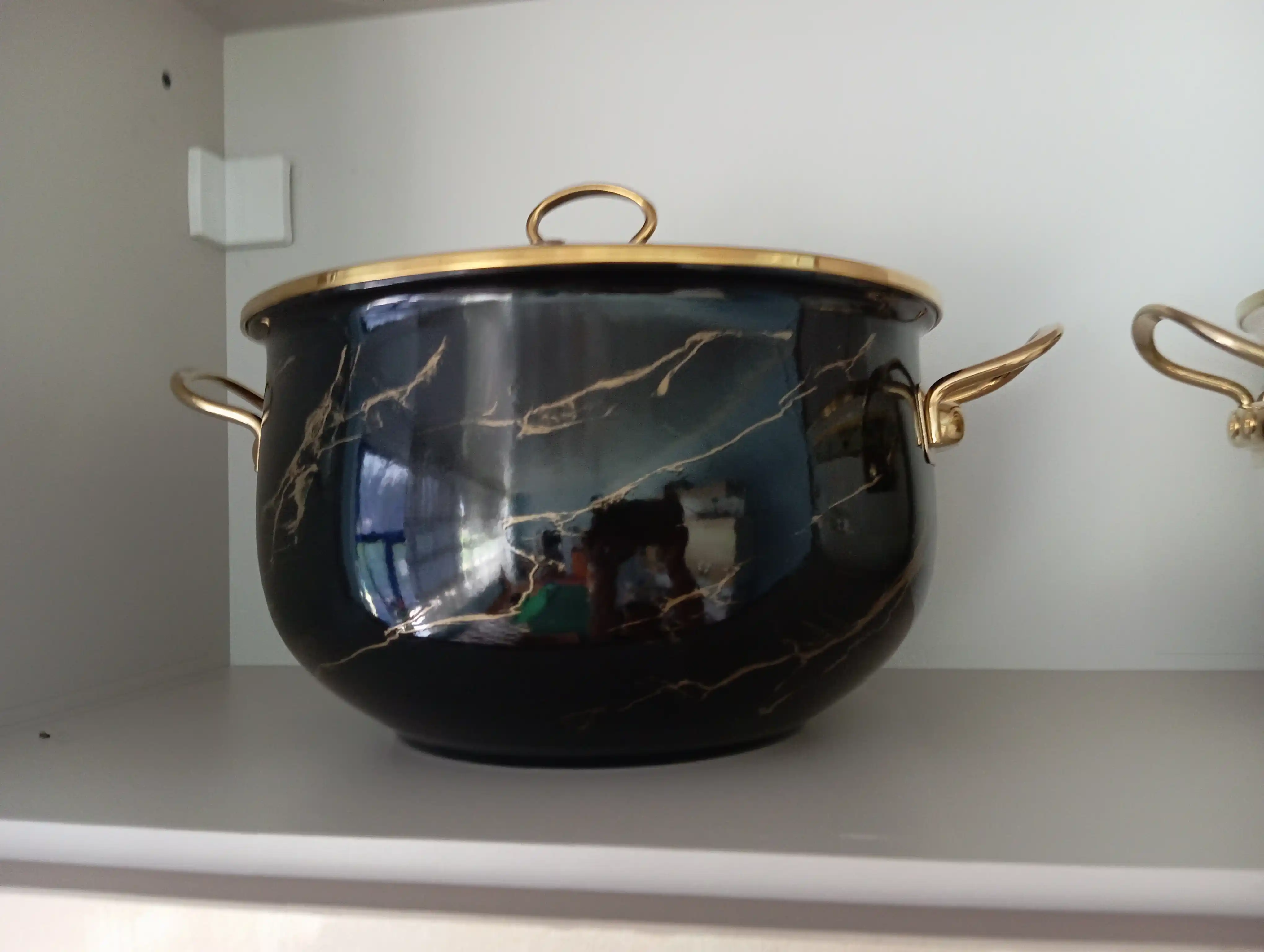Emalli qozon to‘plami oltin tutqichli, shisha qopqoqli — 18–28 sm, barcha plitalar uchun