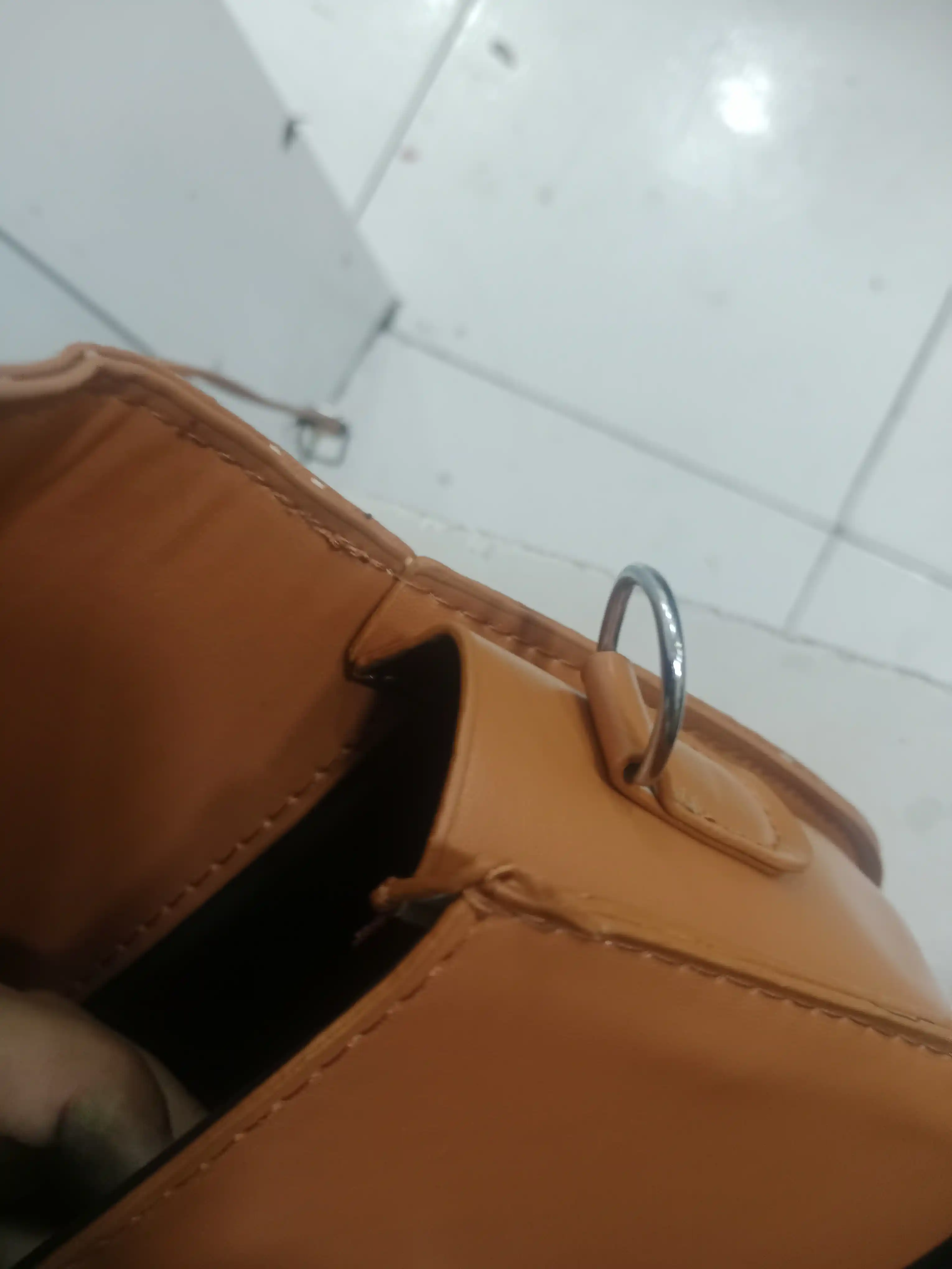 Ayol va qizlar uchun har kunlikga mo'ljallangan ixchamgina sumka