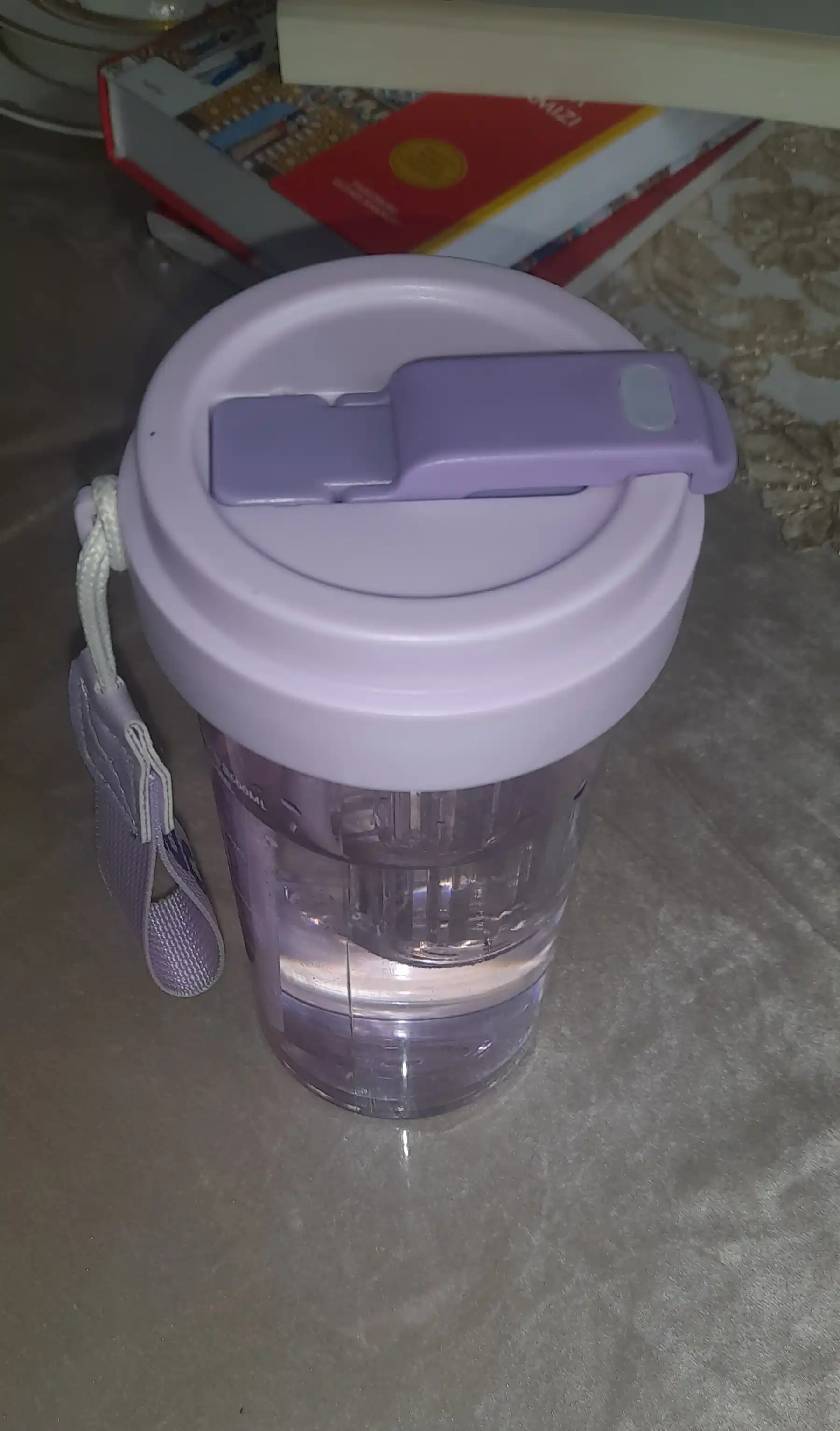 Suv uchun turli rangdagi shisha, naychasi va mevalar uchun bo‘linmasi bilan, 600 ml