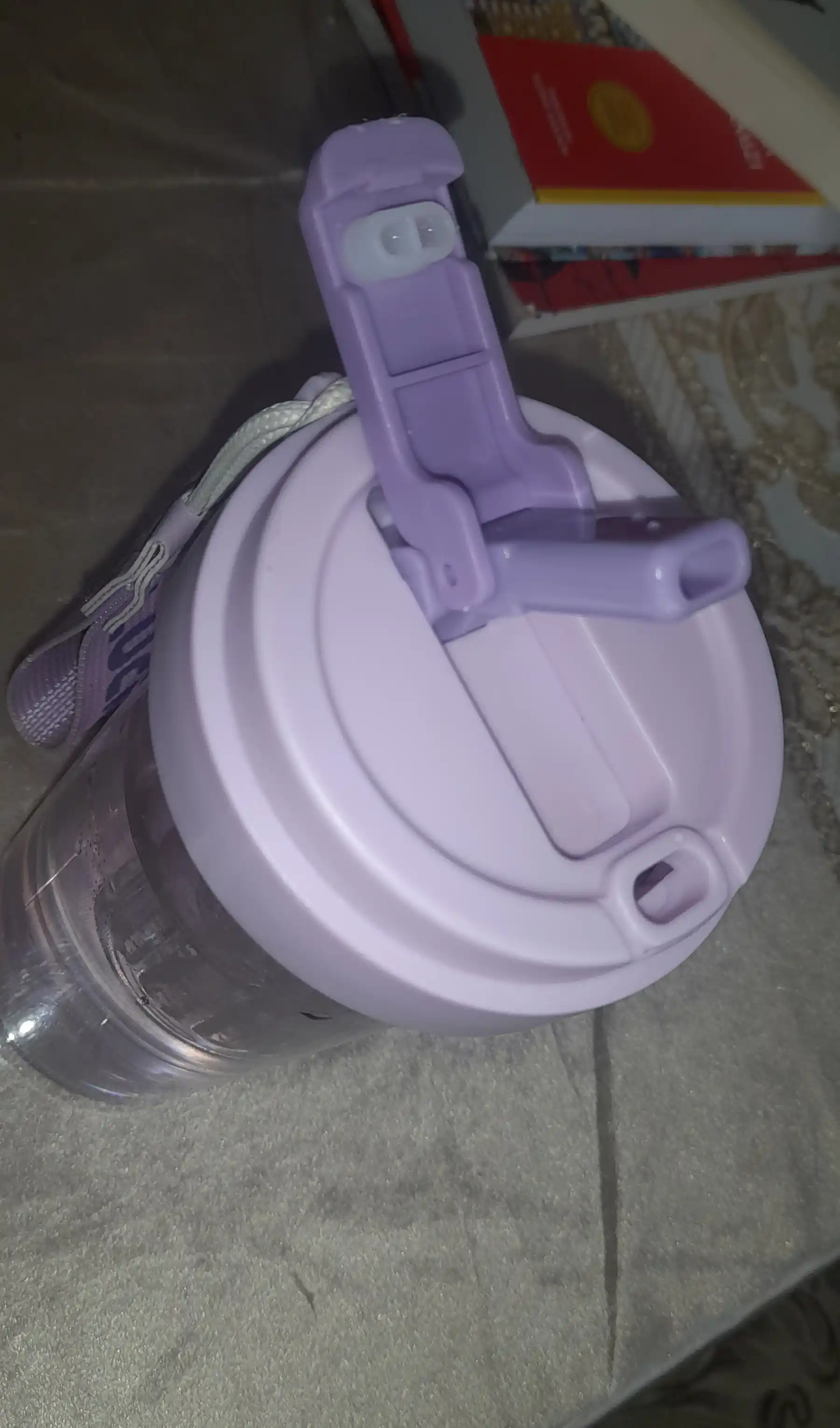 Suv uchun turli rangdagi shisha, naychasi va mevalar uchun bo‘linmasi bilan, 600 ml
