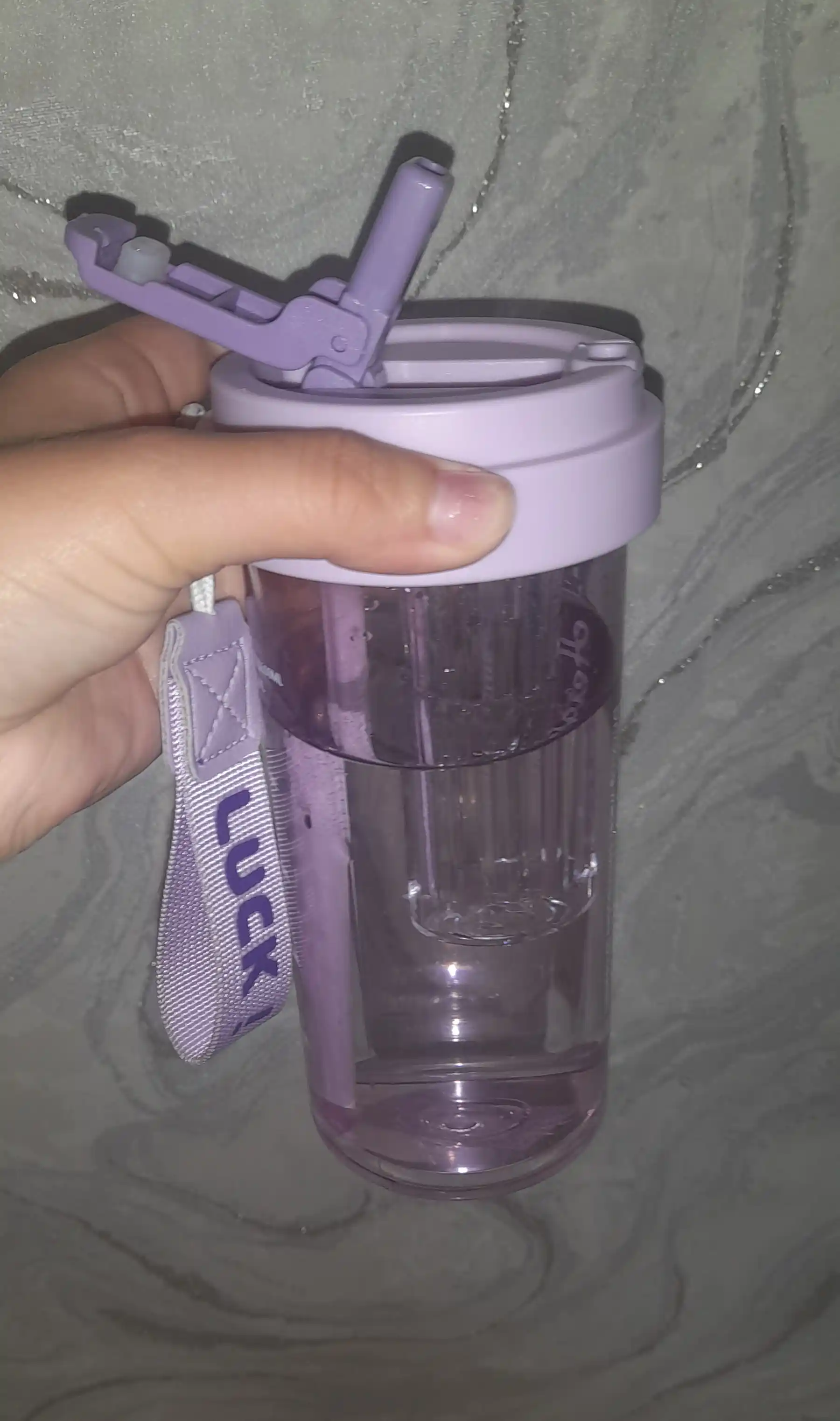 Suv uchun turli rangdagi shisha, naychasi va mevalar uchun bo‘linmasi bilan, 600 ml