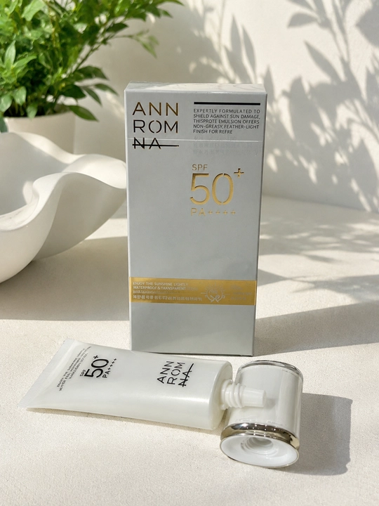 Quyoshdan himoyalovchi va oqartiruvchi krem SPF 50+, 30g