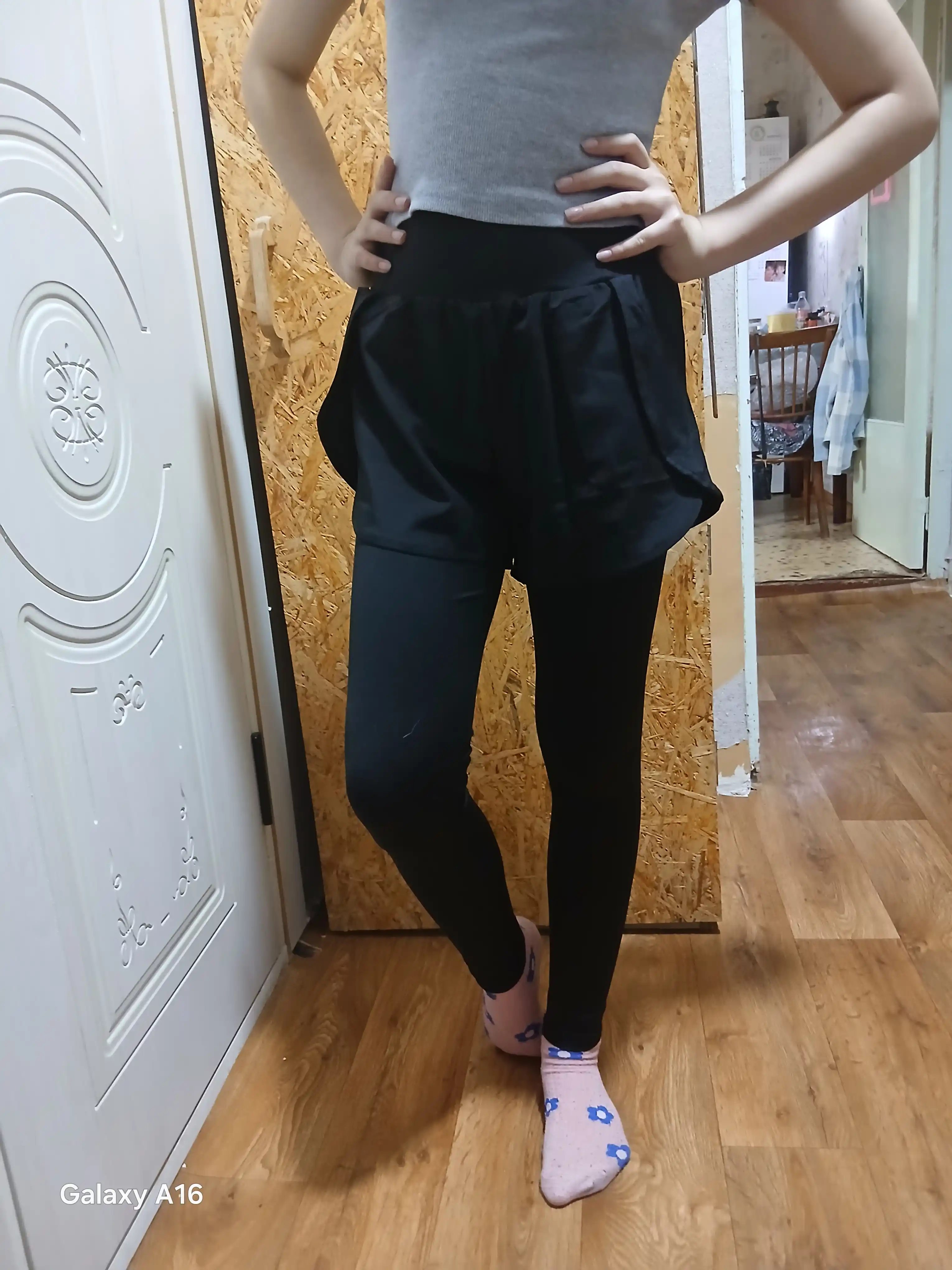 Sport losinlari, sport, fitnes va yoga uchun yashirin cho‘ntakli shortili ayollar legginslari