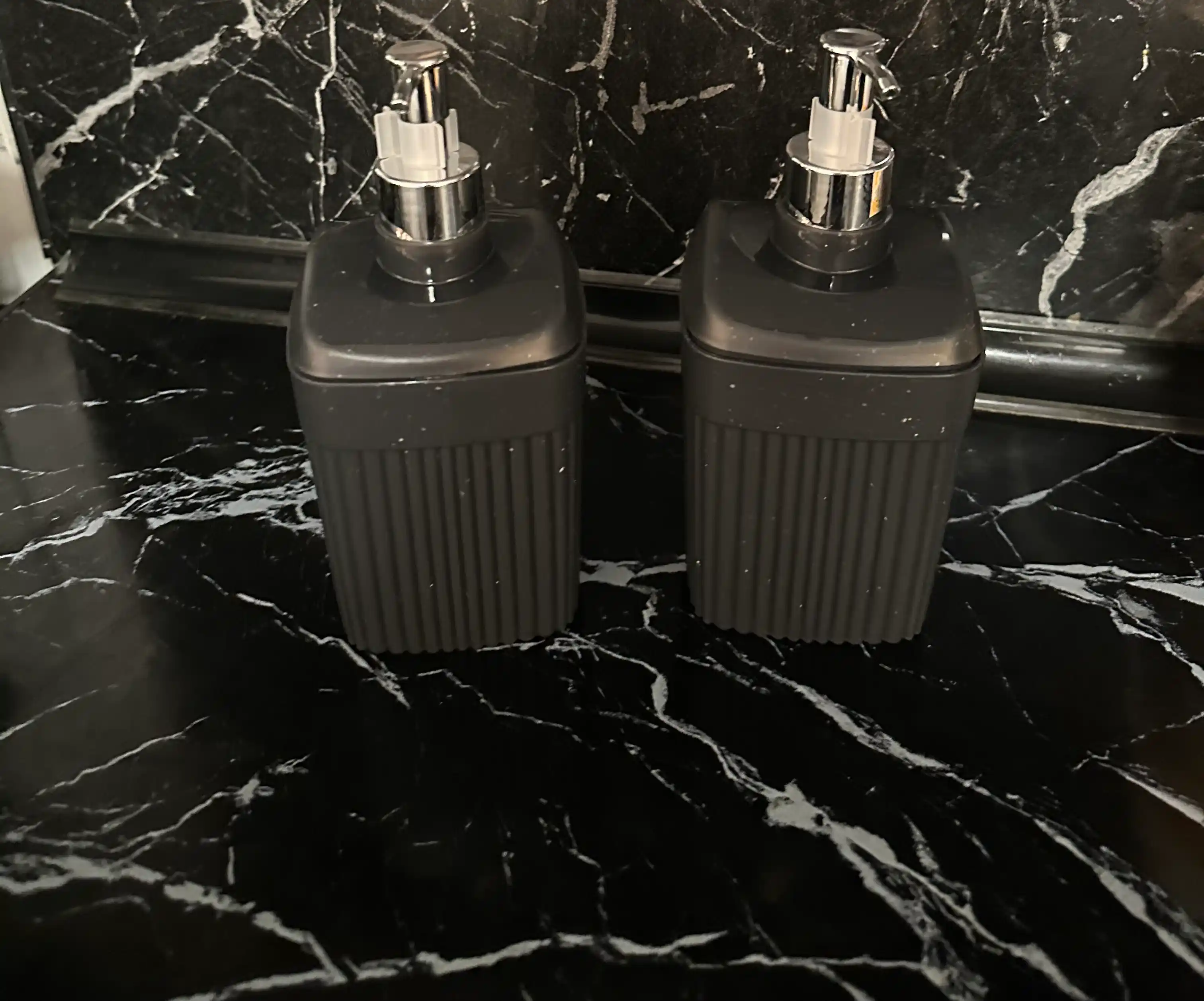 Suyuq sovun uchun dispenser Econova, 650 ml