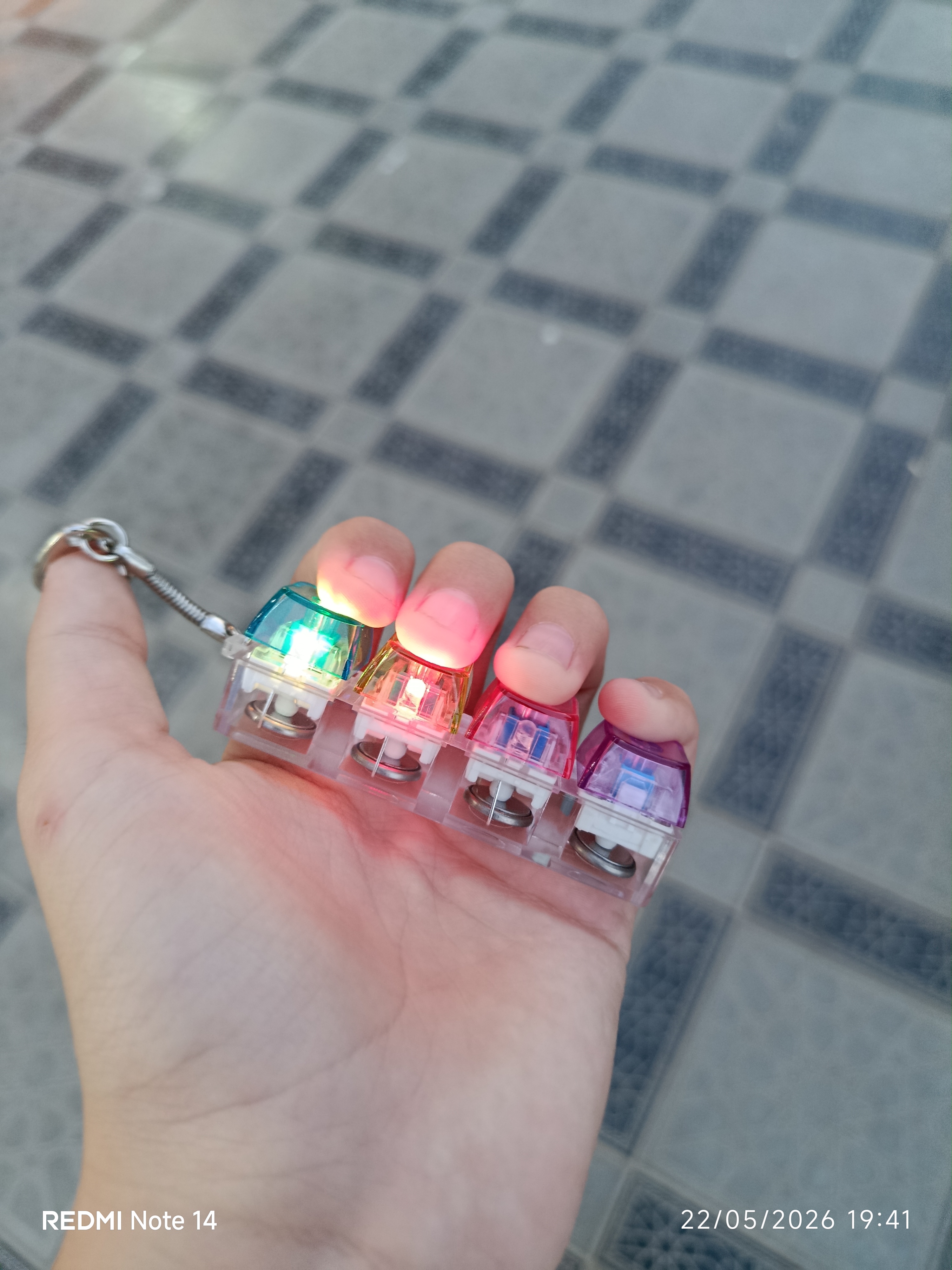 Stressga qarshi tugmalar, mini-keyboard switch brelok, 4 ta tugma, klik o‘yinchoq
