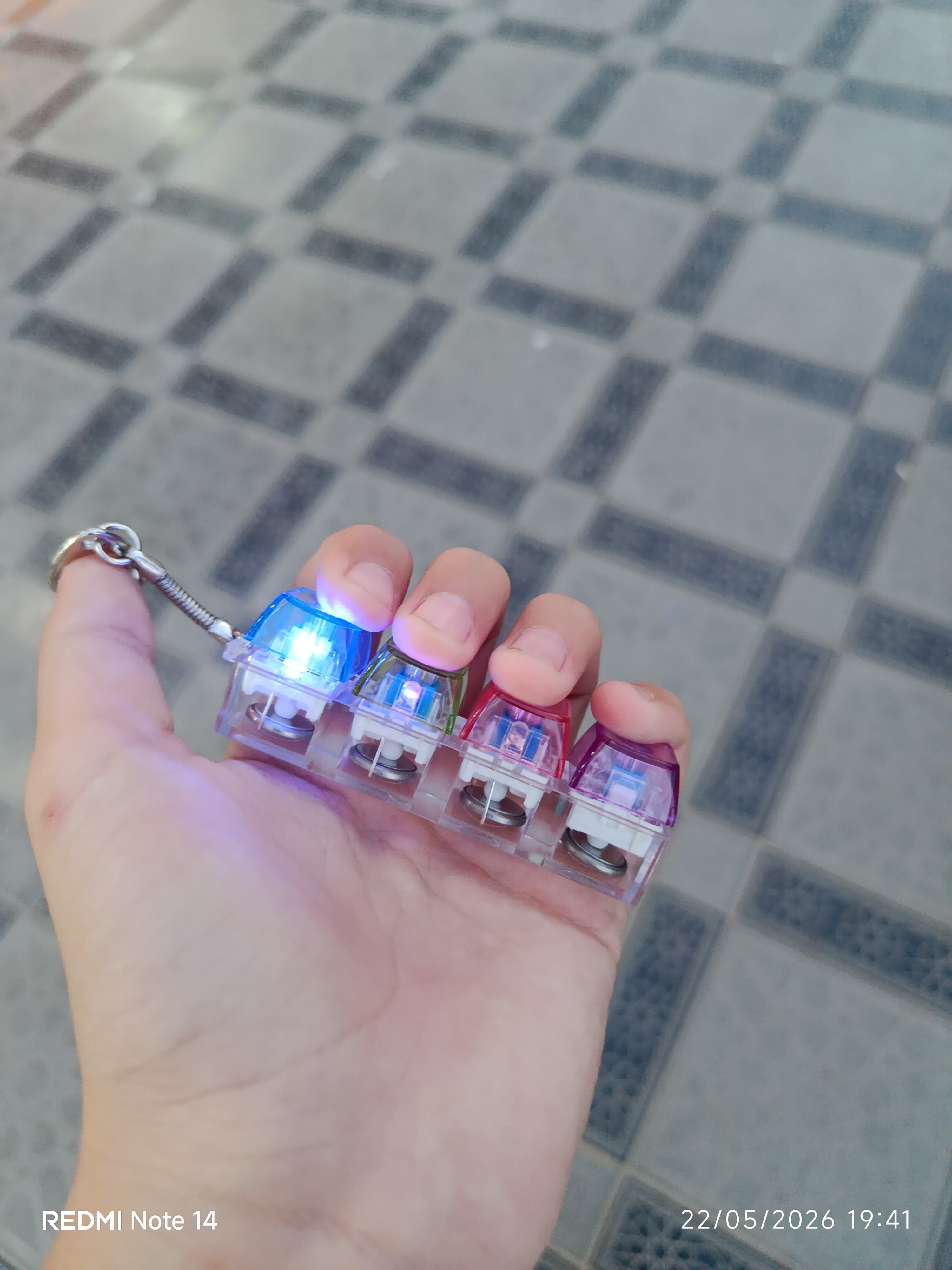 Stressga qarshi tugmalar, mini-keyboard switch brelok, 4 ta tugma, klik o‘yinchoq