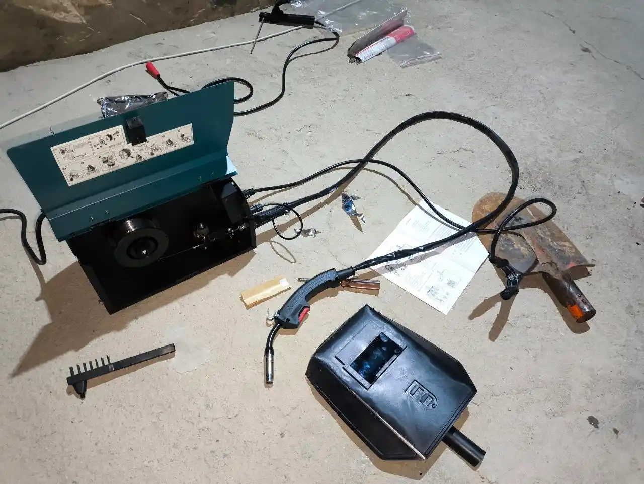 Payvandlash mashinasi, yarim avtomatik, gazsiz, MIG-500, invertor