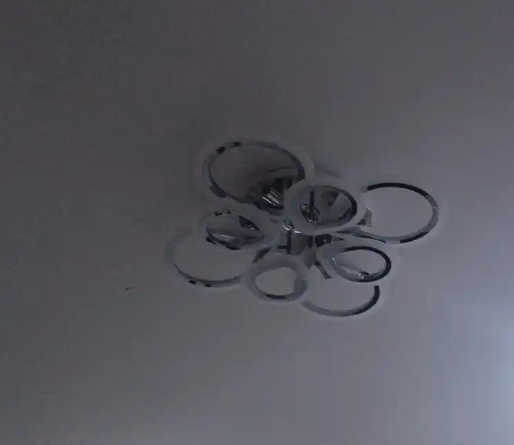 Zamonaviy shift LED lyustra, 4 ta patron, 5 ta yoritish rejimi, 25 m² gacha yoritish
