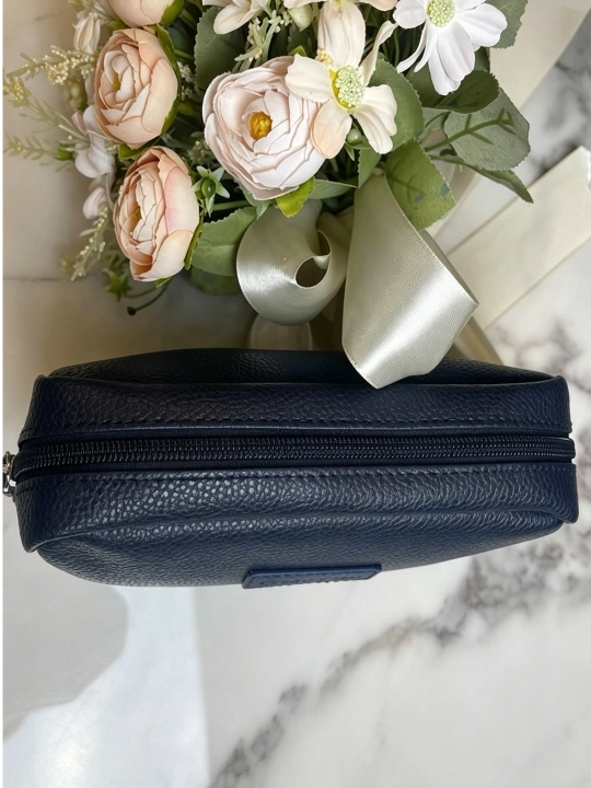 Cheklangan seriya kosmetik sumka-organayzer, AirChina 1-sinf  Italiya Ferragamo hamkorligi