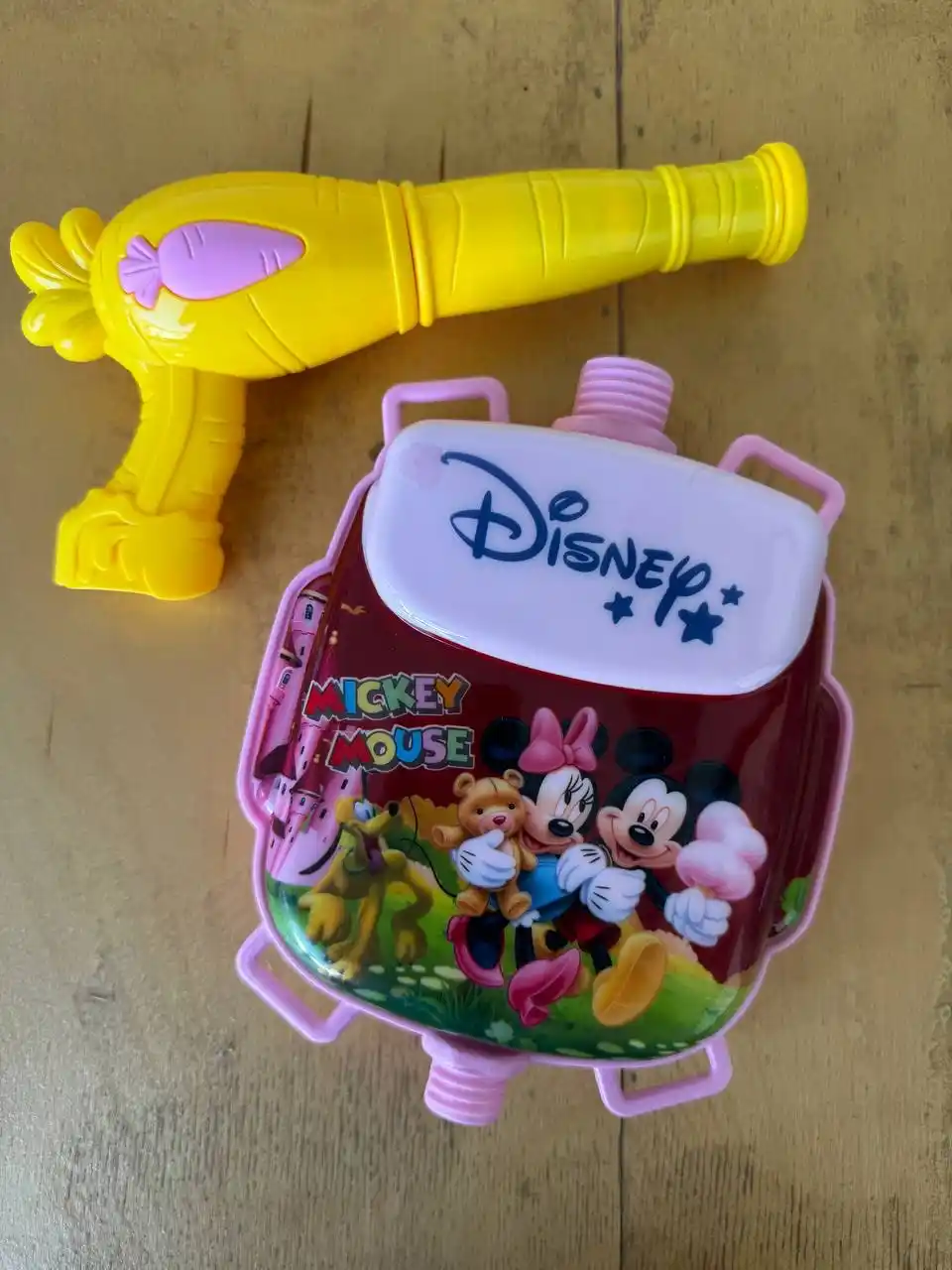 Suv quroli Water Gun, xalta shaklidagi suv idishi bilan, 1,2 litr