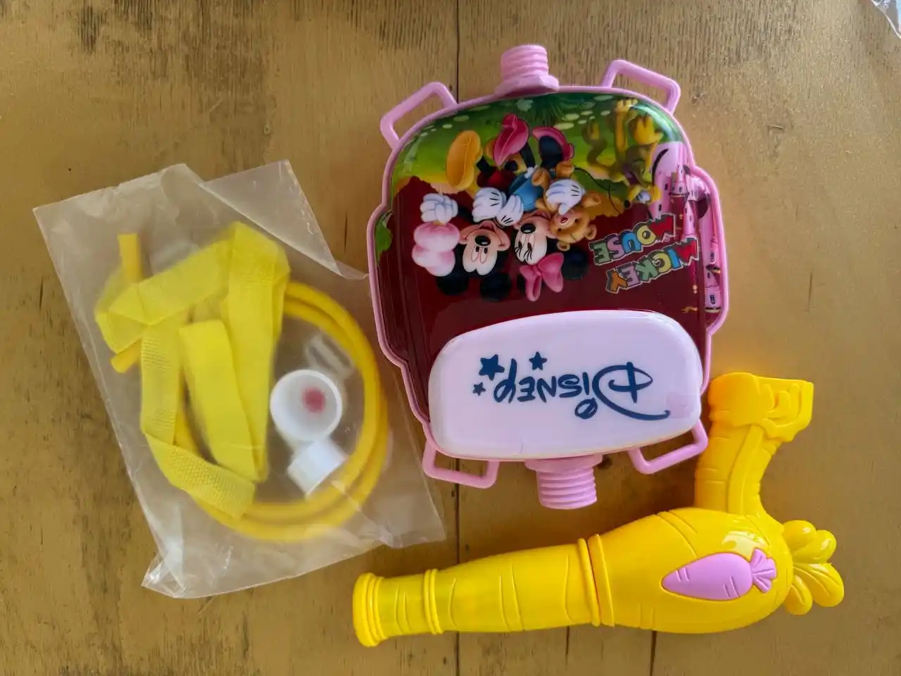 Suv quroli Water Gun, xalta shaklidagi suv idishi bilan, 1,2 litr