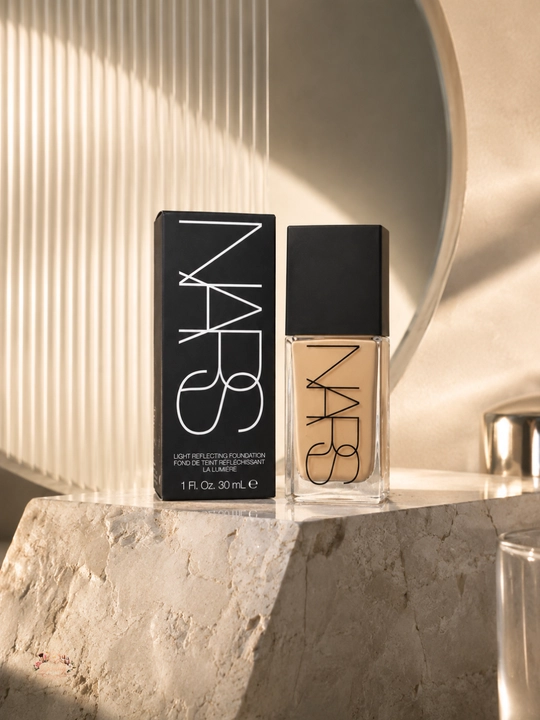 Tekis qoplama va tabiiy ko‘rinish,yengil tekstura,NARS Deauville 4 Light tonal krem, 30 ml - 