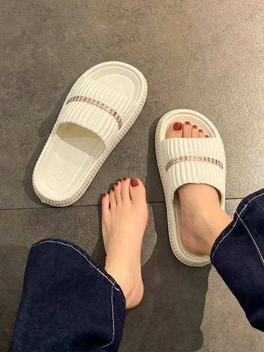 Ayollar uchun yozgi shippak — oltin toshli dekorativ tasmali slide sandal