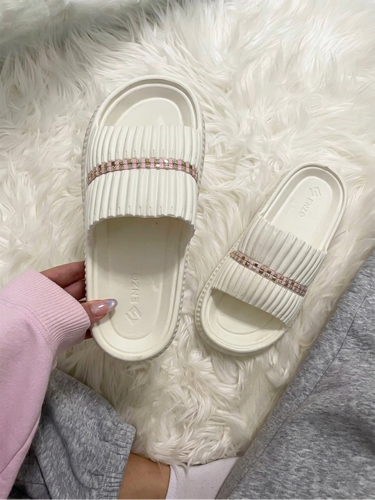 Ayollar uchun yozgi shippak — oltin toshli dekorativ tasmali slide sandal