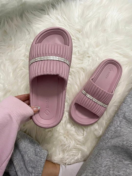 Ayollar uchun yozgi shippak — oltin toshli dekorativ tasmali slide sandal