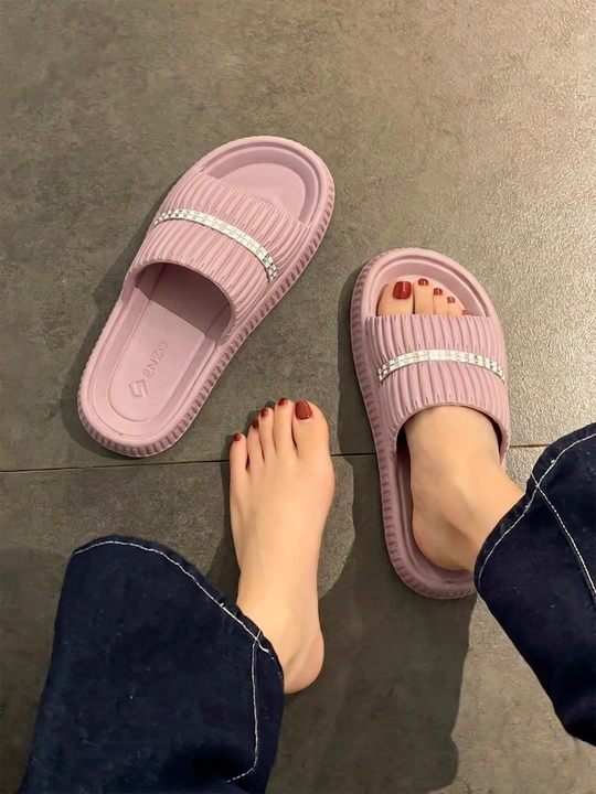 Ayollar uchun yozgi shippak — oltin toshli dekorativ tasmali slide sandal