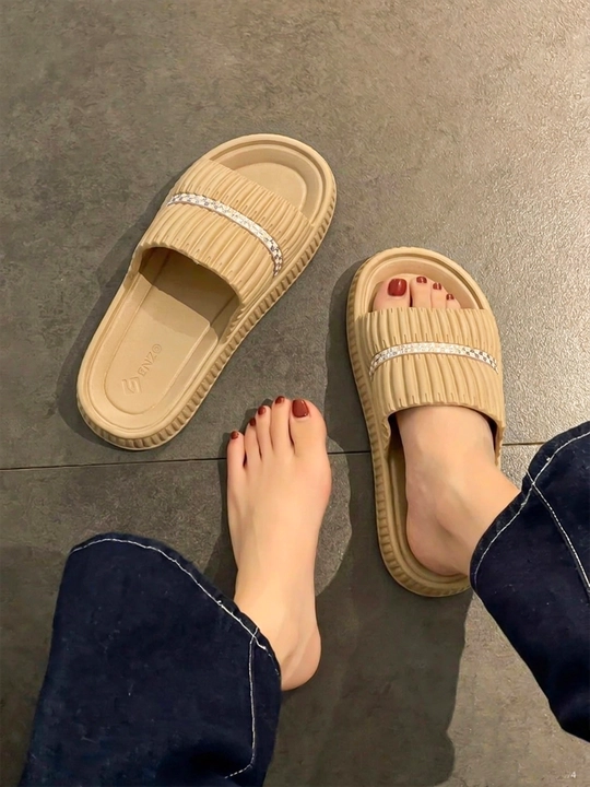 Ayollar uchun yozgi shippak — oltin toshli dekorativ tasmali slide sandal