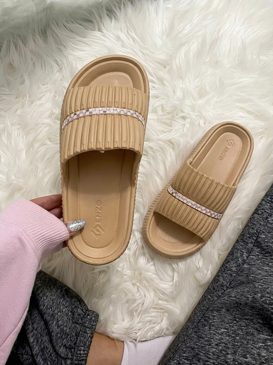 Ayollar uchun yozgi shippak — oltin toshli dekorativ tasmali slide sandal
