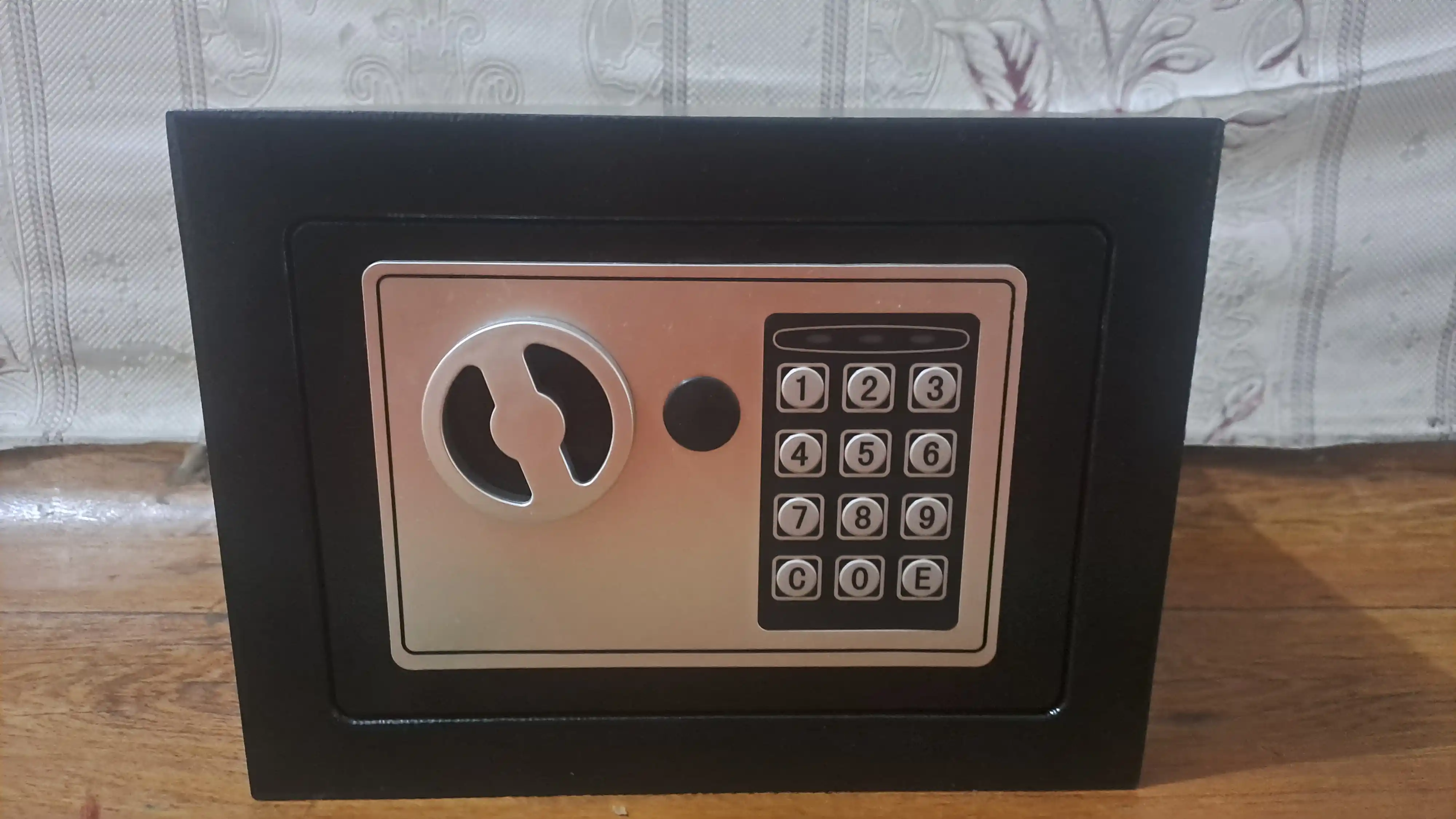 Uy va ofis uchun mini seyf, kalitli va kodli qulf bilan, o‘lchami 23×17×17 sm