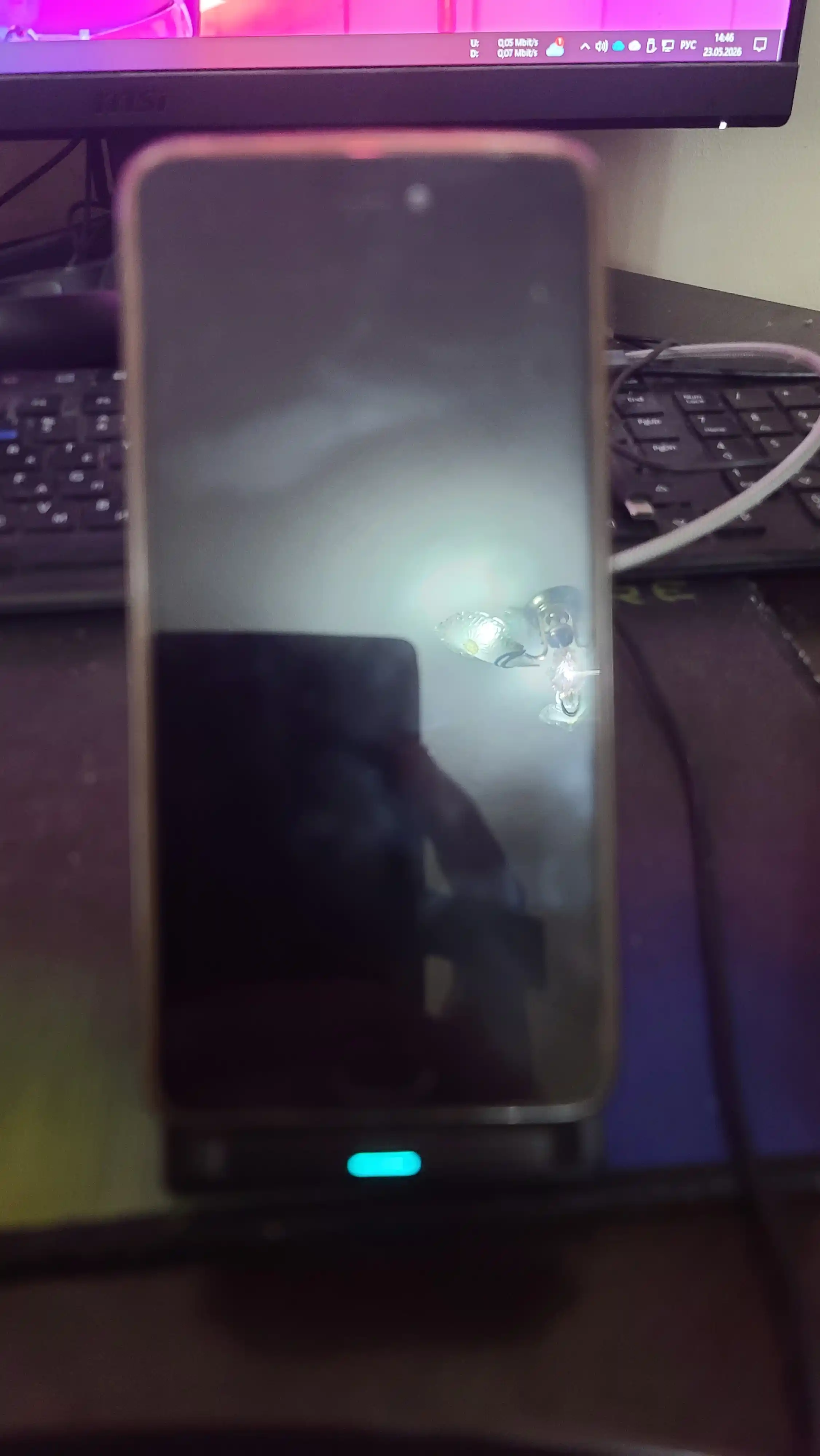 IPhone va Android uchun telefon qo‘ygichli simsiz quvvatlagich