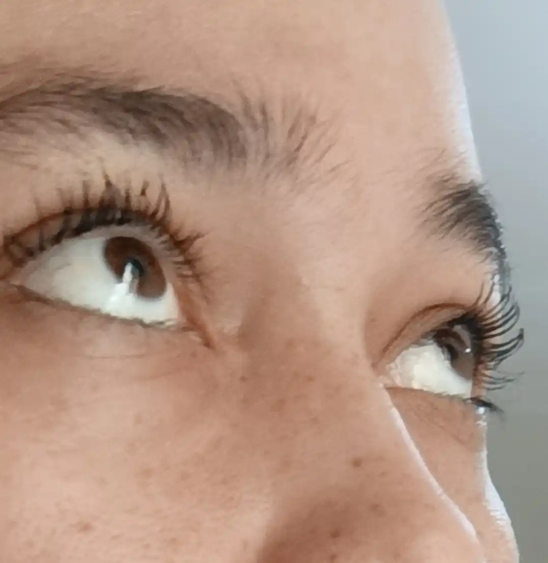 Тушь для ресниц — водостойкая, придаёт объём и удлиняет ресницы
