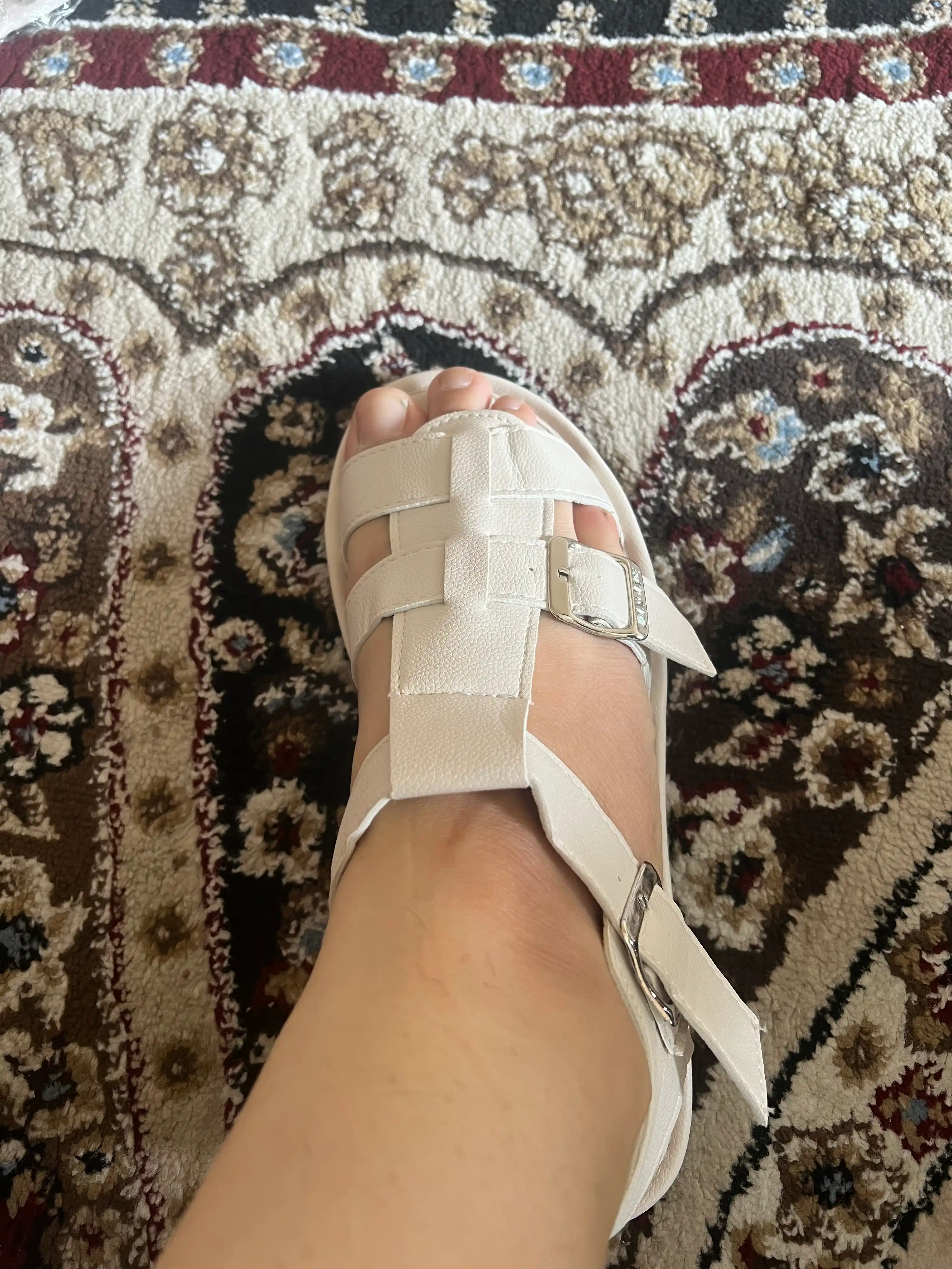 Ayollar bosonojkalar— yozgi oyoq kiyim, kundalik kiyish, ko‘cha, ish, sayr uchun