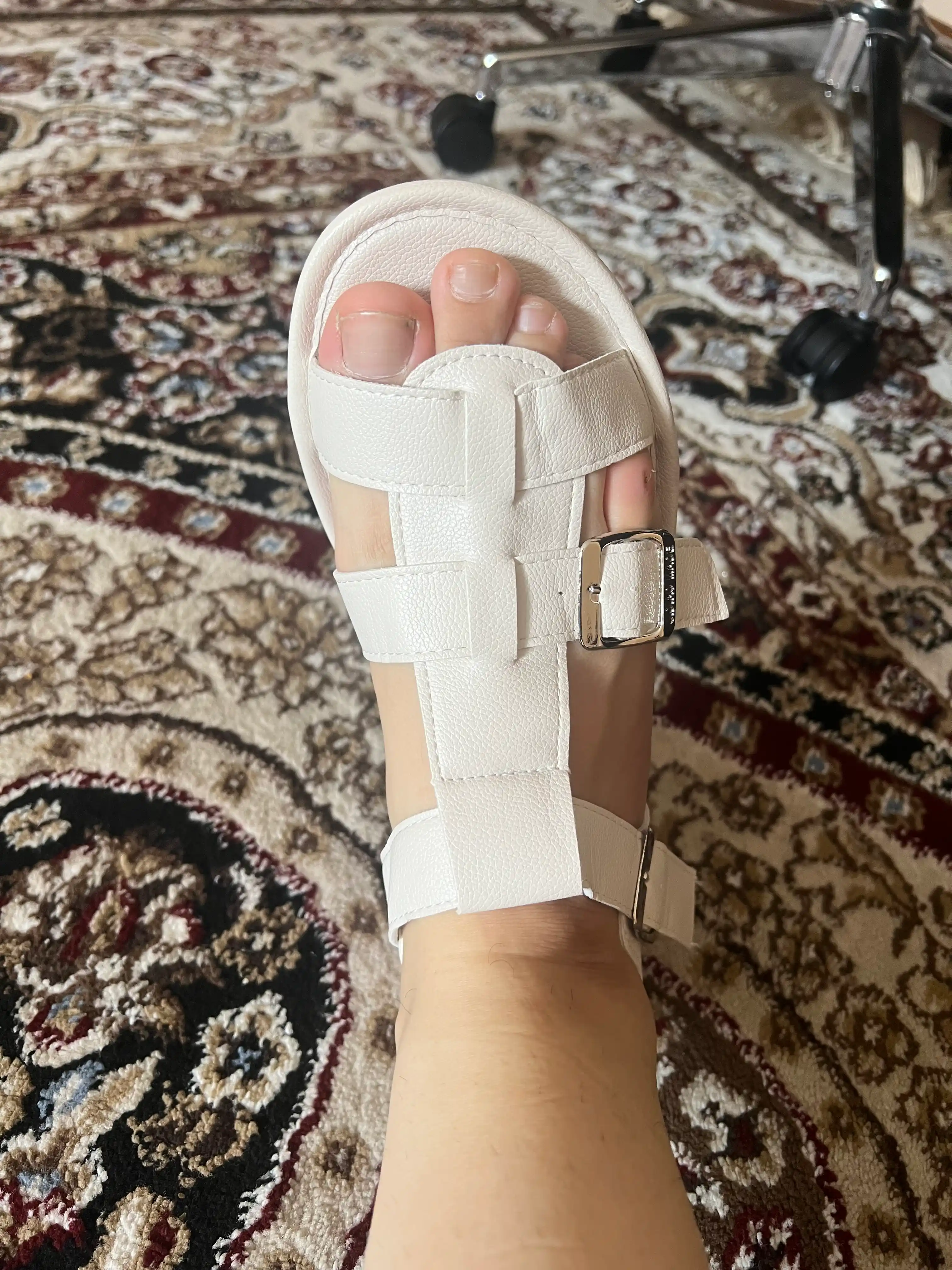Ayollar bosonojkalar— yozgi oyoq kiyim, kundalik kiyish, ko‘cha, ish, sayr uchun