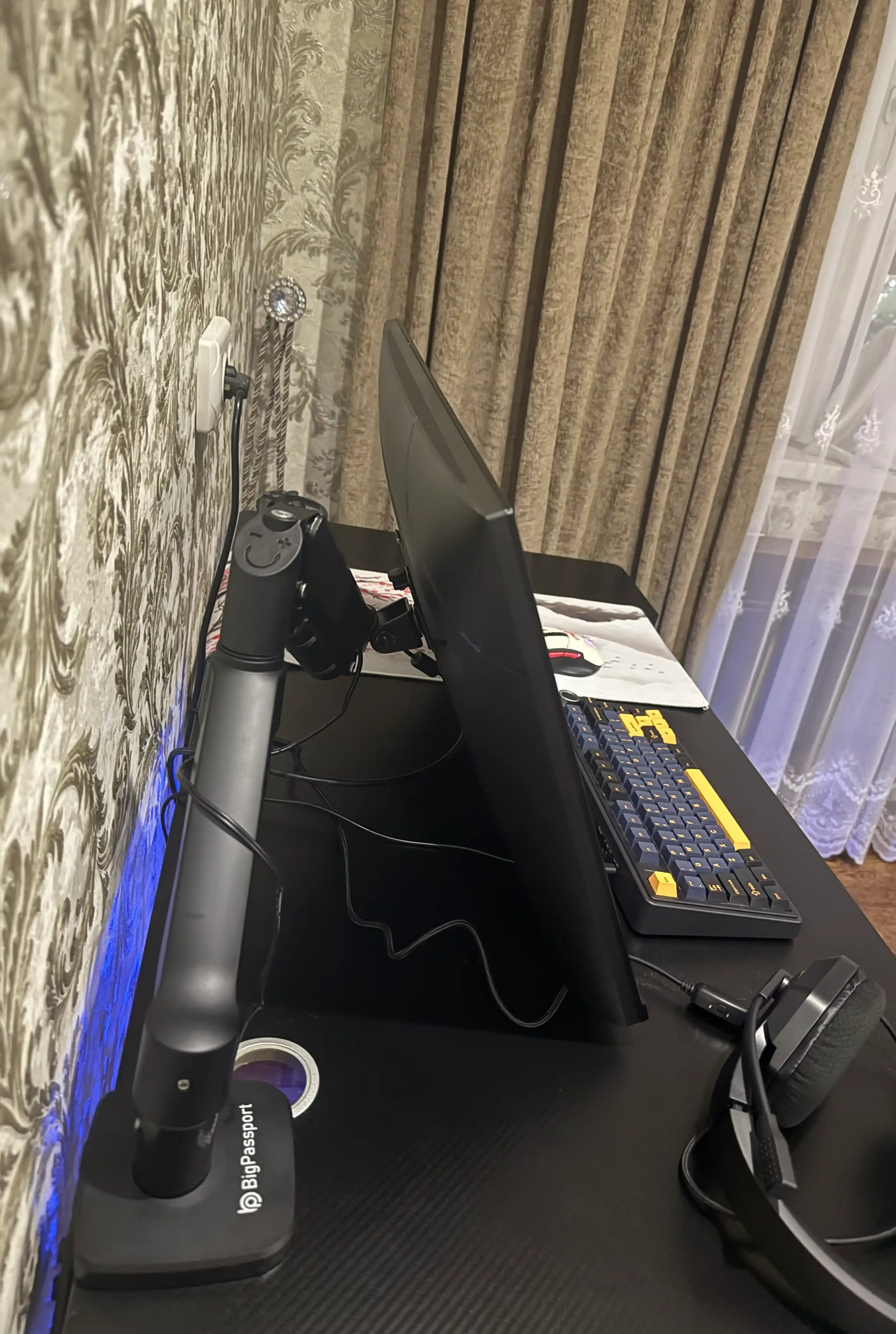 Monitor uchun stoyka M252