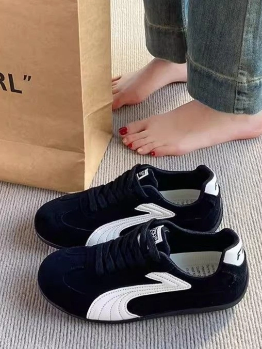 Ayollar krossovkalari va kedalari, sport va kundalik poyabzal