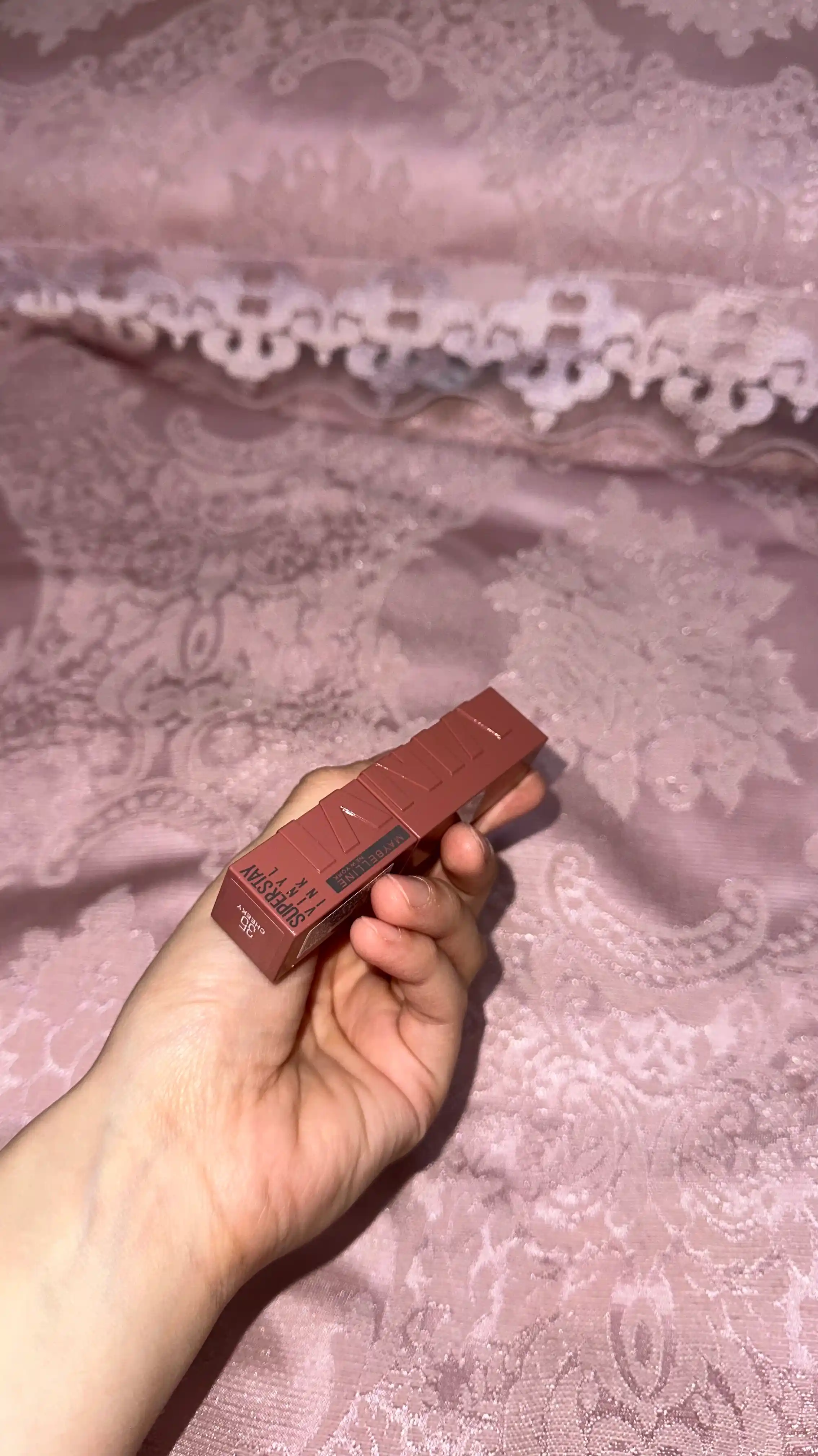 Lab uchun boyog' Maybelline New York Super Stay Vinyl Ink, ton 35 cheekky