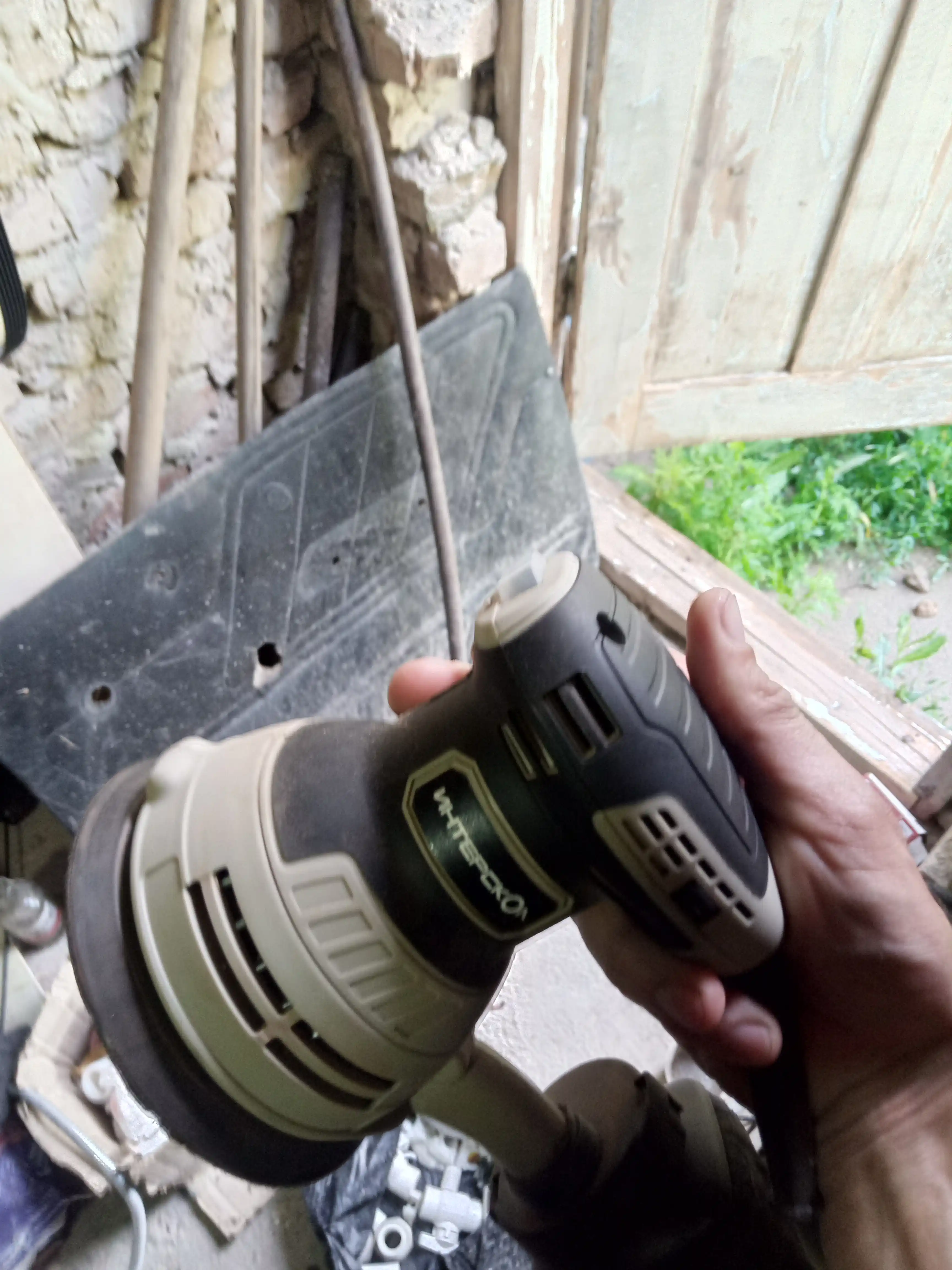 Eksantrik silliqlash mashinasi : 300 Vt ega bolgan va 125 mm diametrli