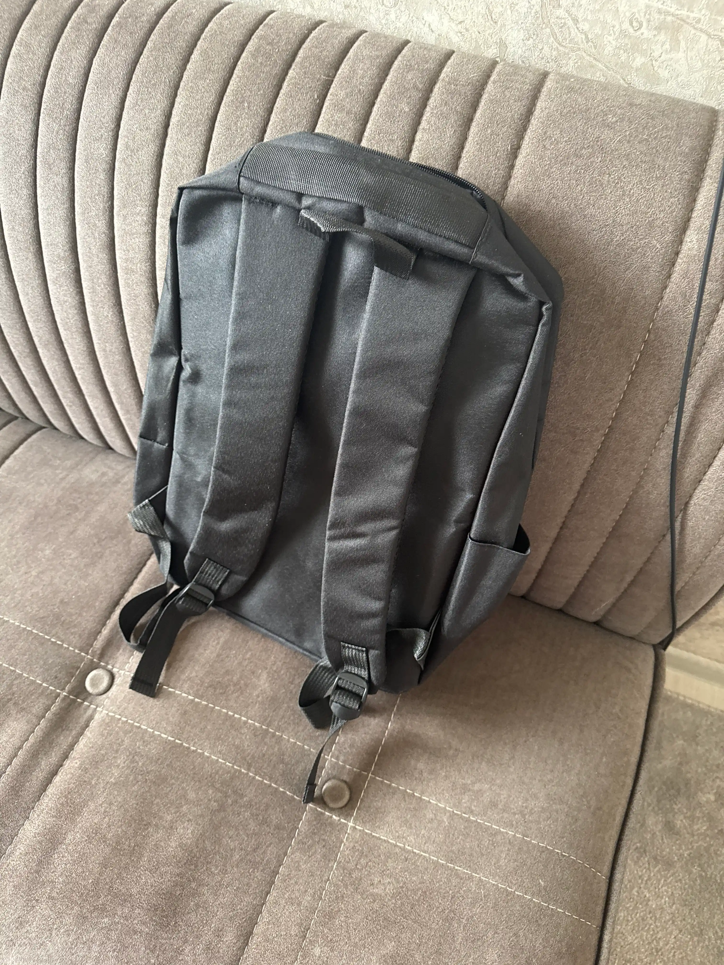 Городской деловой рюкзак 25L с USB-портом, дышащей спинкой и отделением для ноутбука