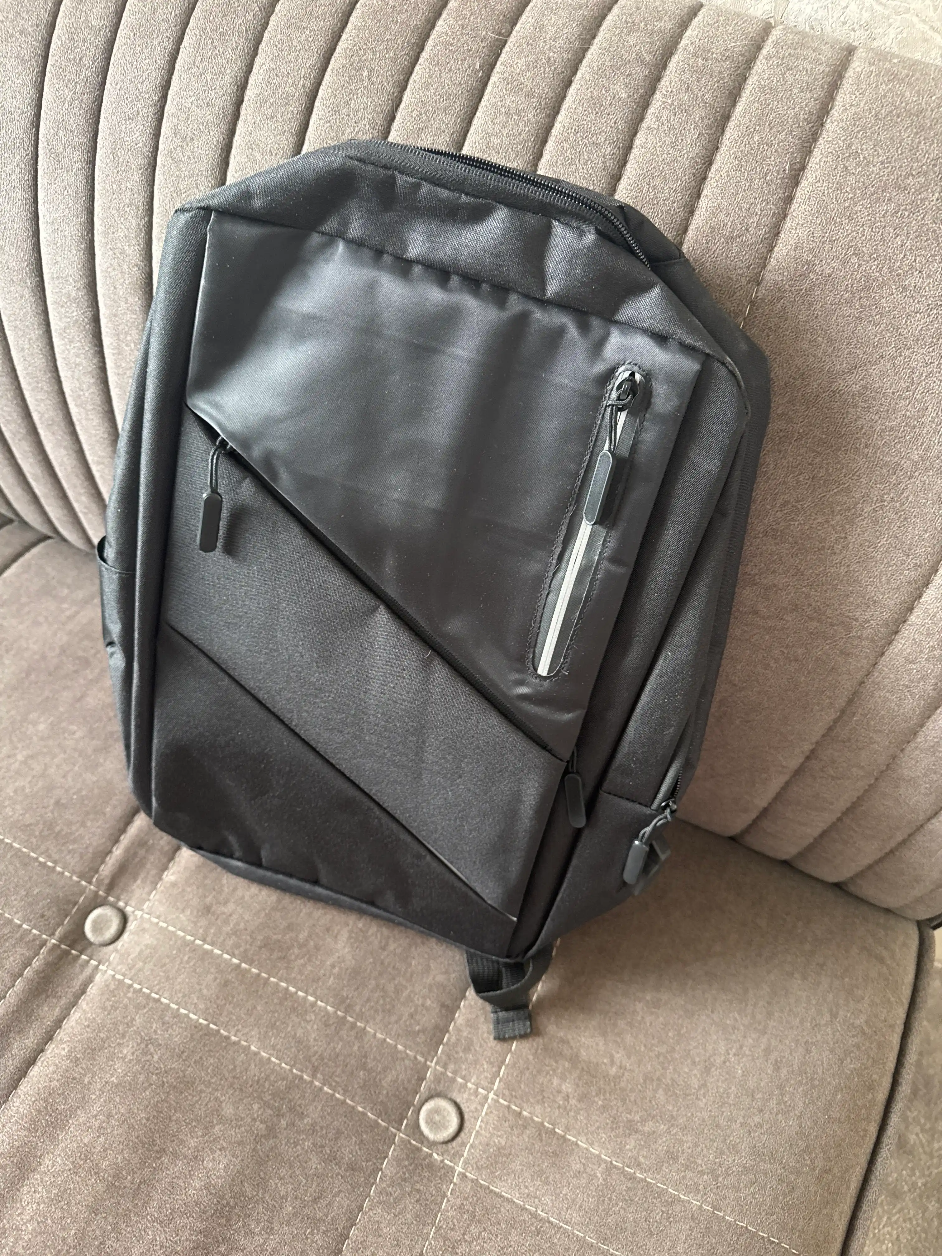 Городской деловой рюкзак 25L с USB-портом, дышащей спинкой и отделением для ноутбука
