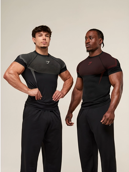 Erkaklar uchun oq Gymshark siqiluvchi sport futbolkasi va qulay