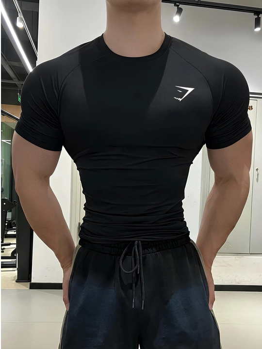 Erkaklar uchun oq Gymshark siqiluvchi sport futbolkasi va qulay