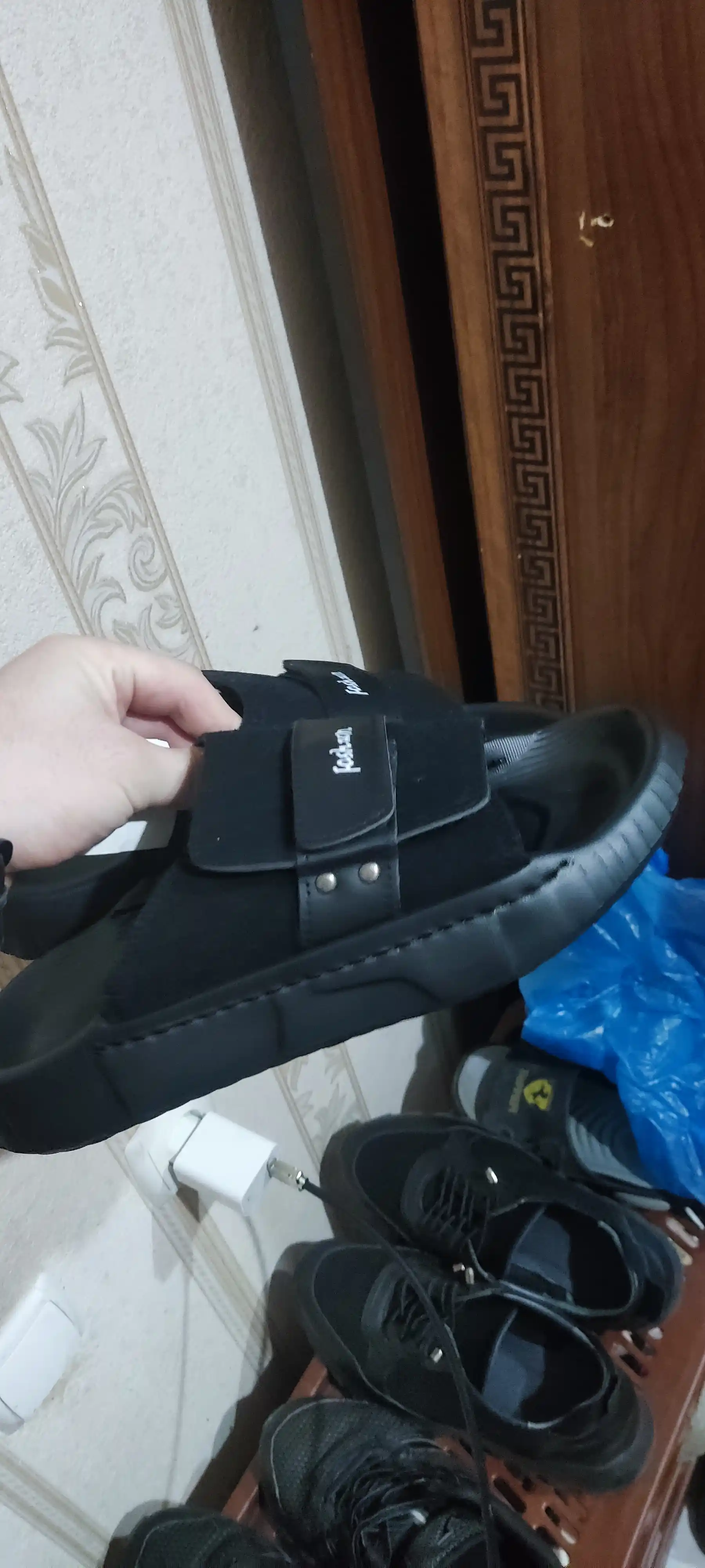 Мужские шлепанцы с верхом из эко-кожи и резиновой подошвой
