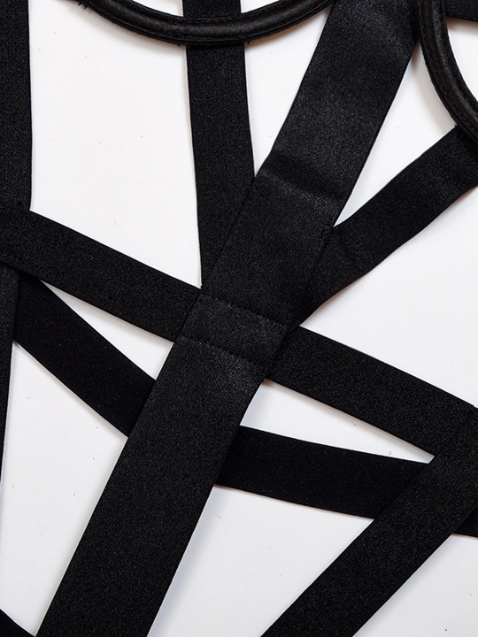 To'rli qo'shimchalar bilan ayollar tana kostyumi, penyuar