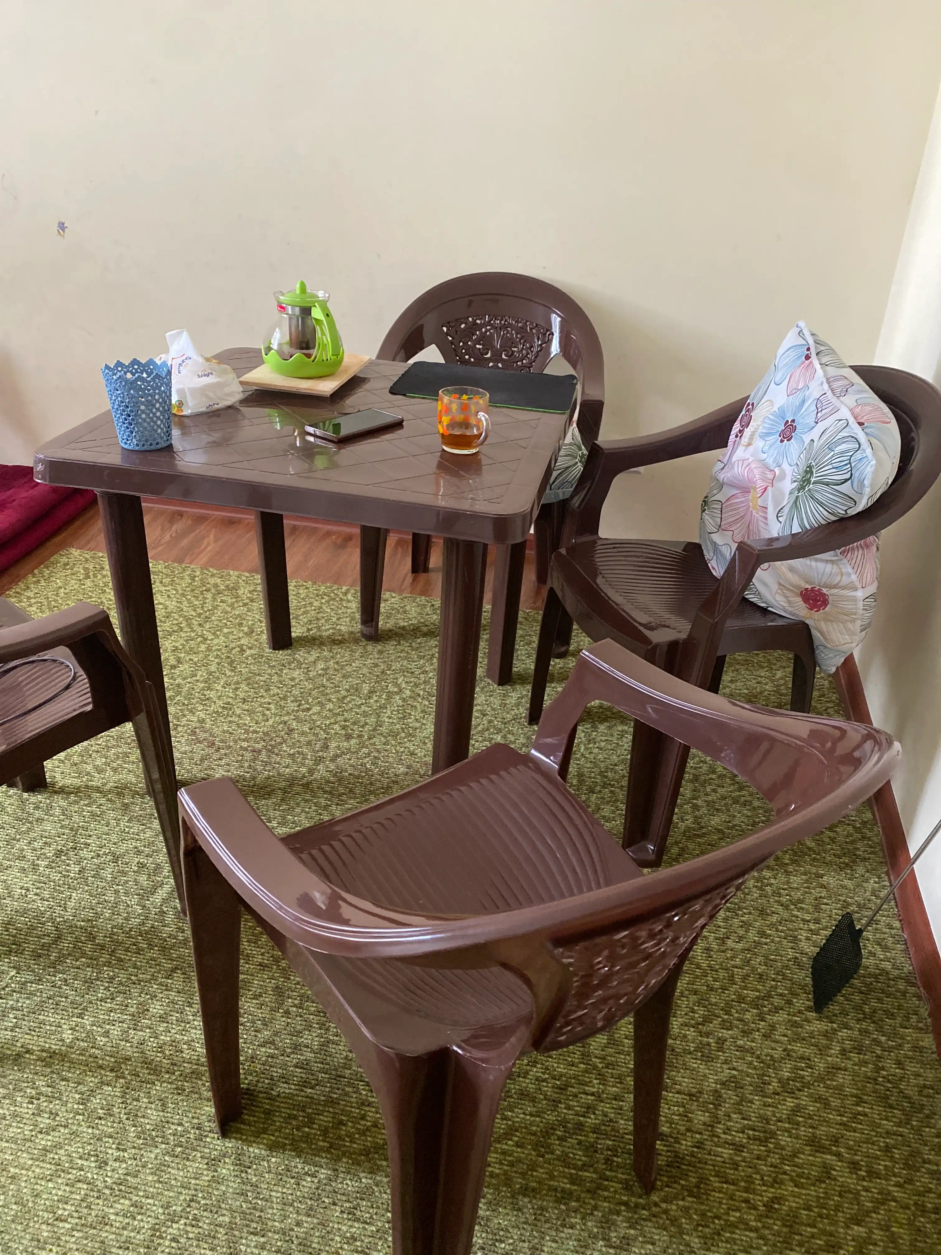 "Elegant" plastik mebel to'plami, stol va 4 ta stul, uy, hovli, kafelar uchun