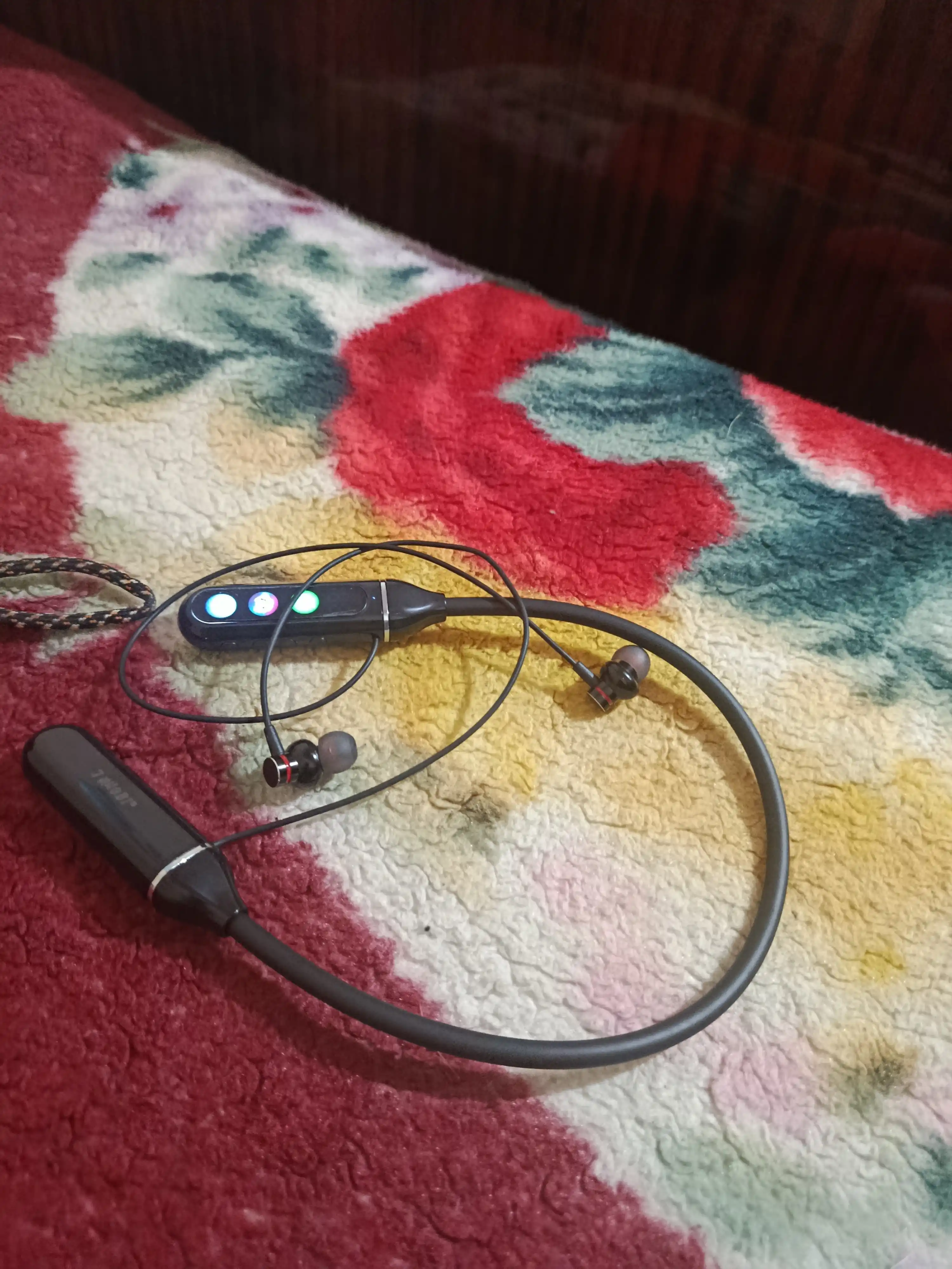 Наушники корпус из искусственного камня, Bluetoothсоединение сдлительным временем ожидания