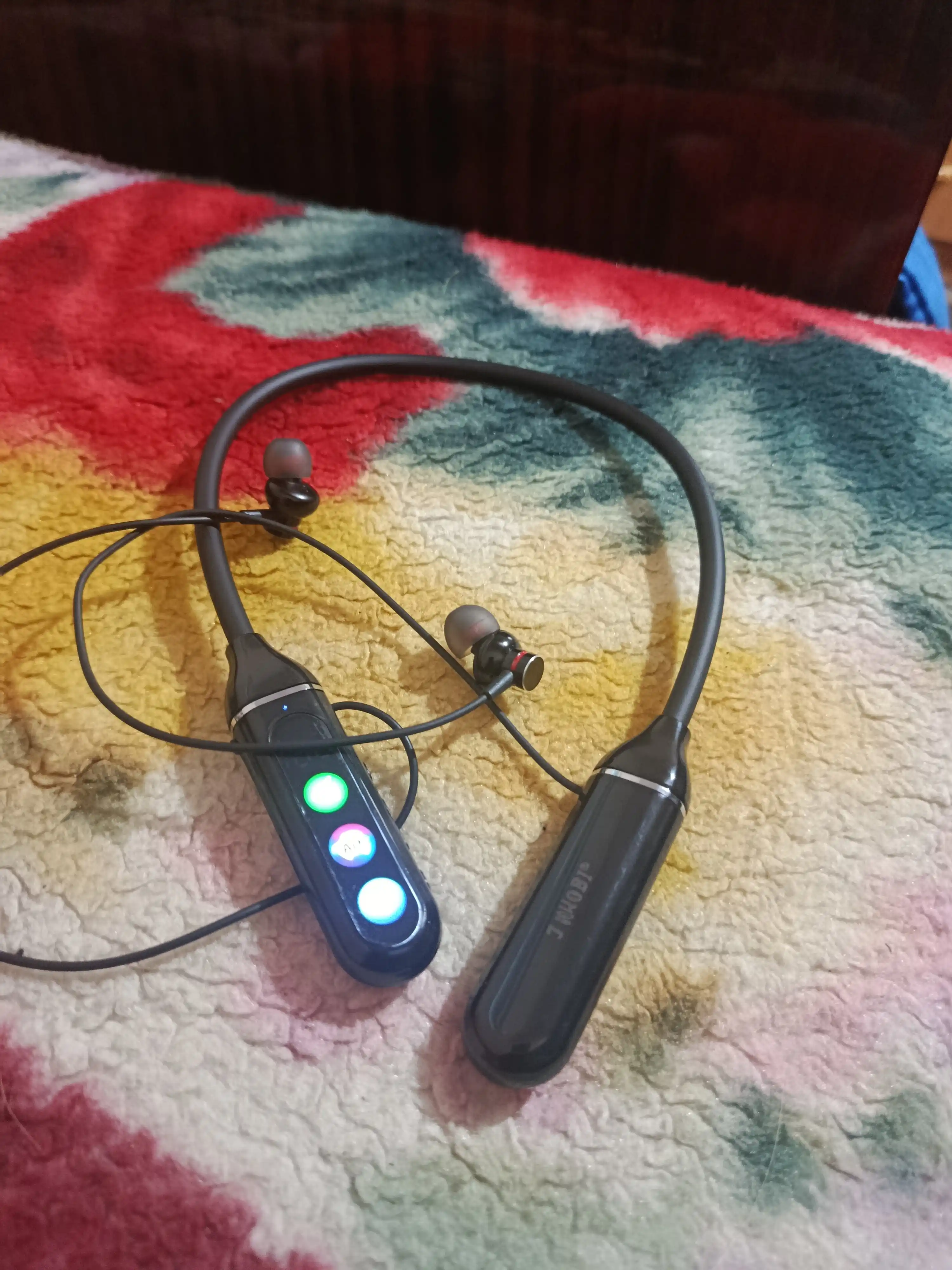 Наушники корпус из искусственного камня, Bluetoothсоединение сдлительным временем ожидания