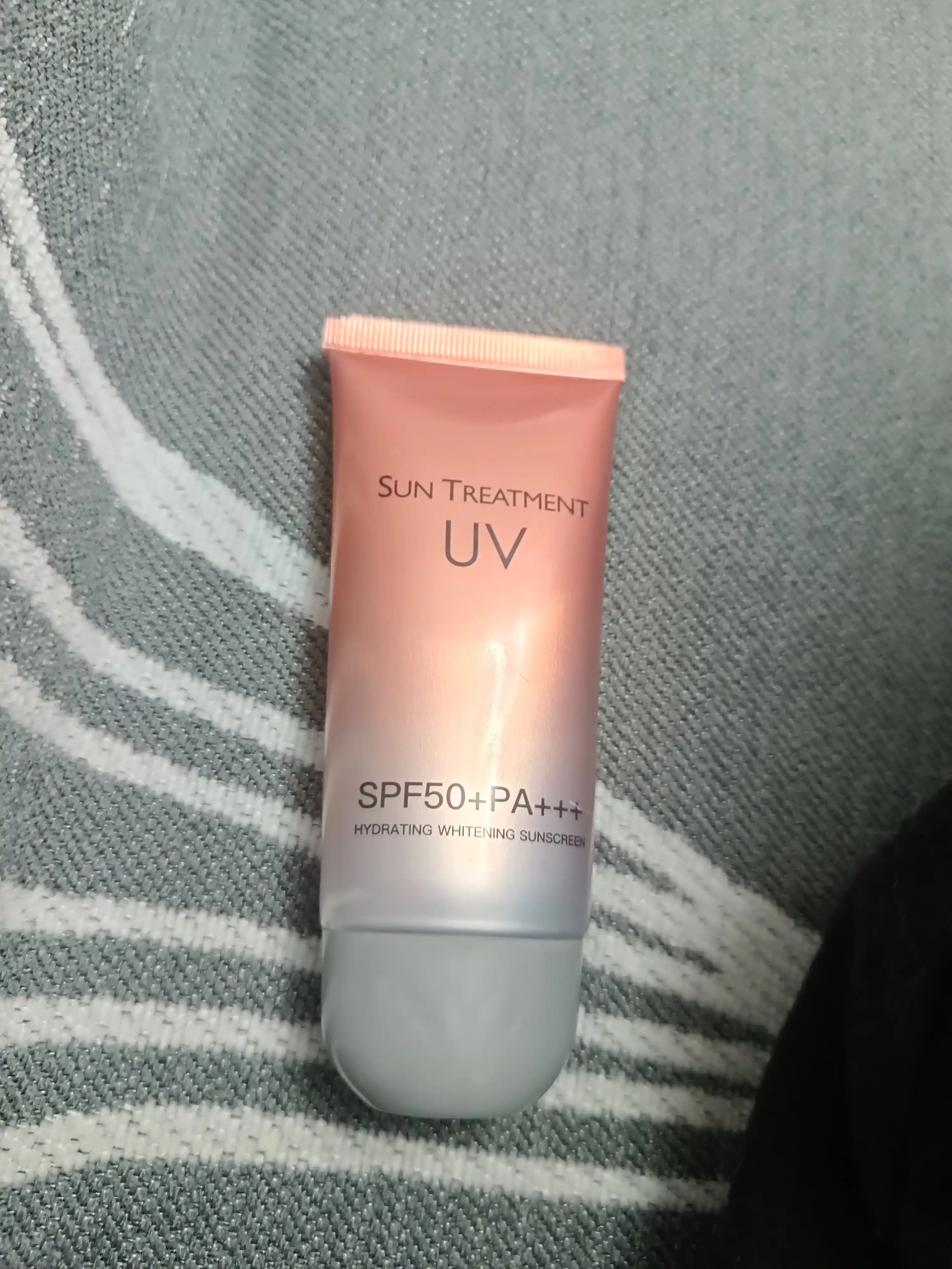 Quyoshdan himoya qiluvchi va namlantiruvchi yuz uchun krem UV SPF50+PA+++