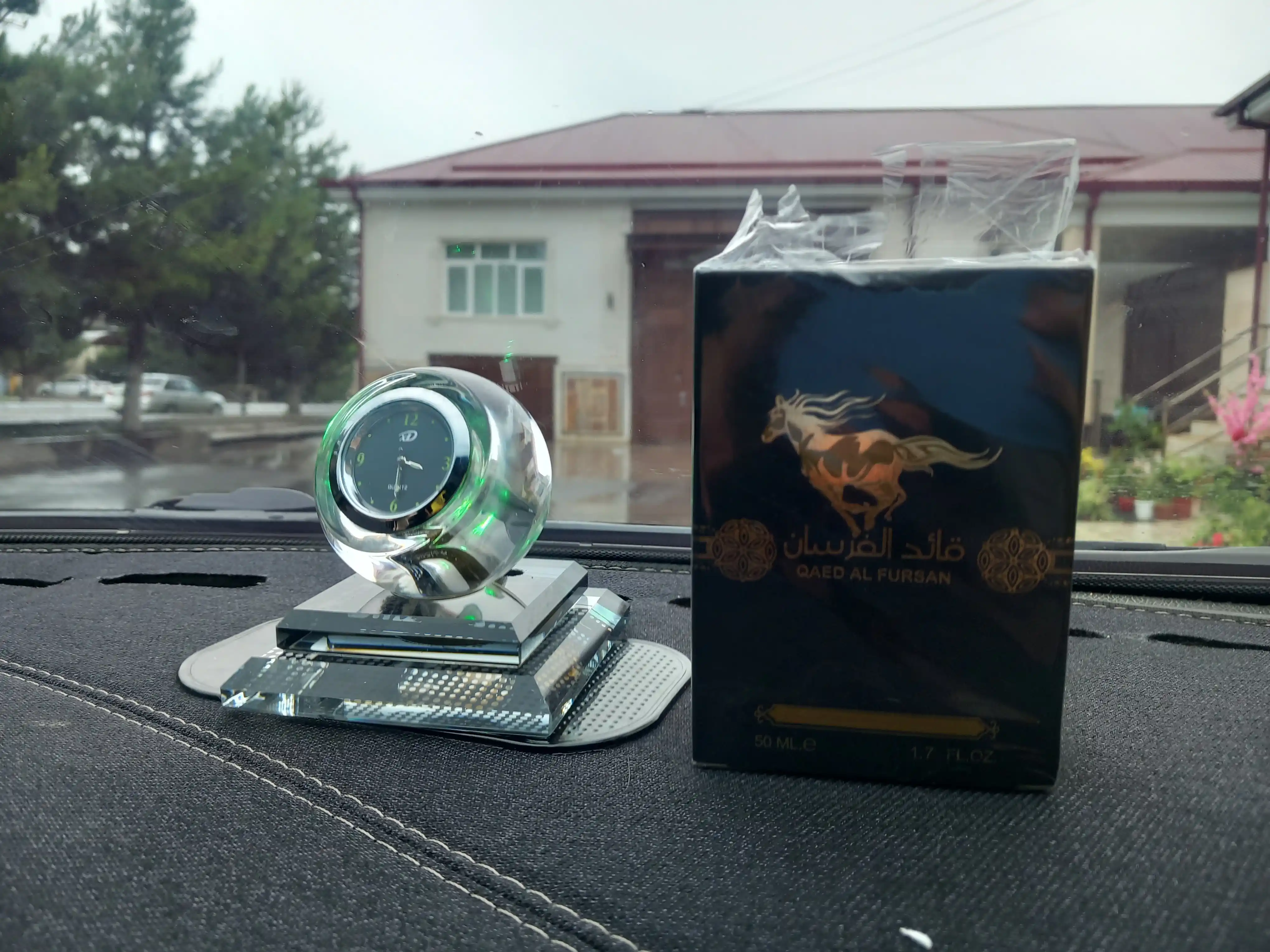 Avtomobil uchun soatli parfum diffuzori, mashina torpedasi uchun shishali aromatizator