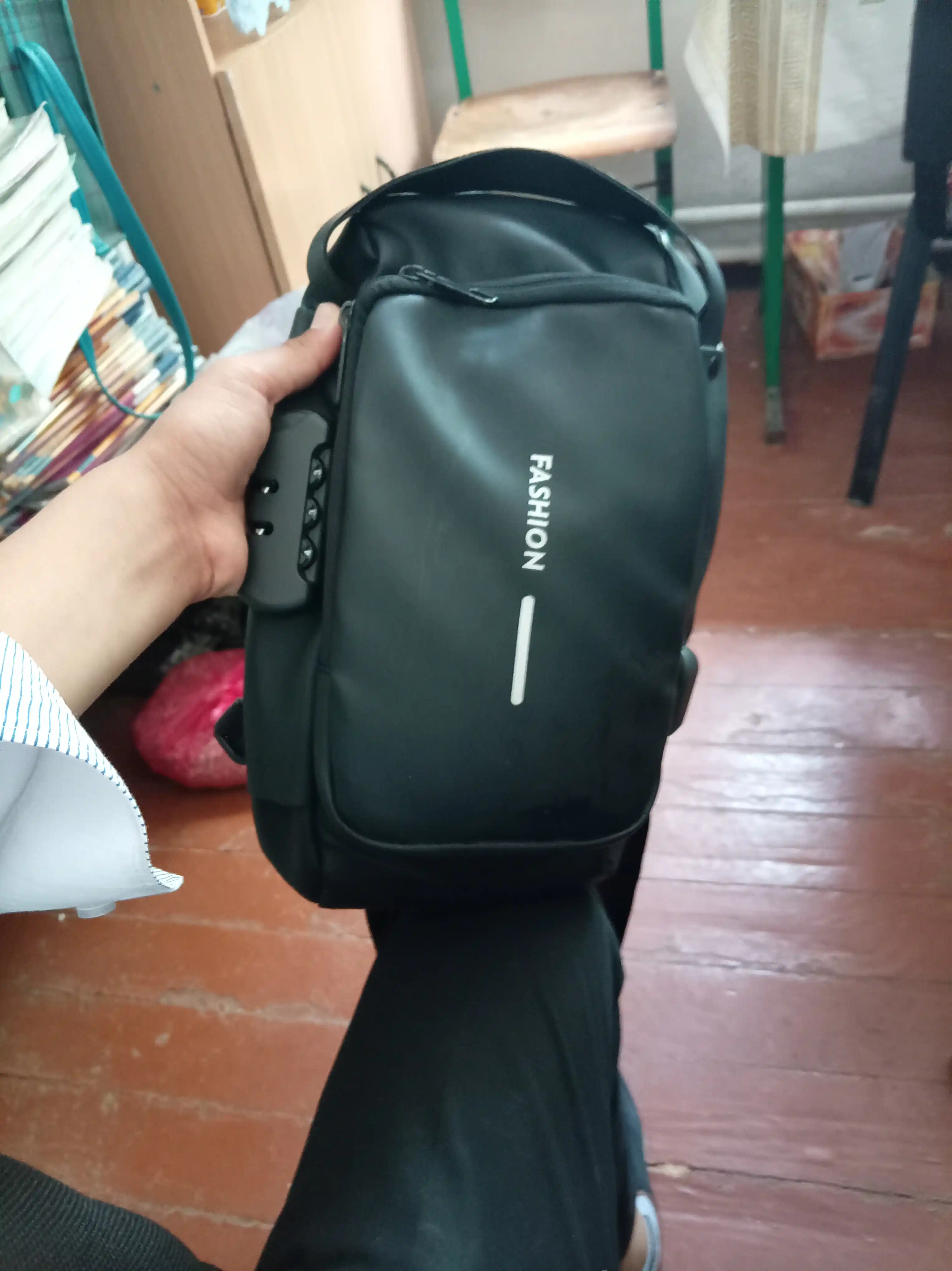 Erkaklar sumkasi, barsetka, bananka, qulfli va USB zaryadlovchi bilan, elkama