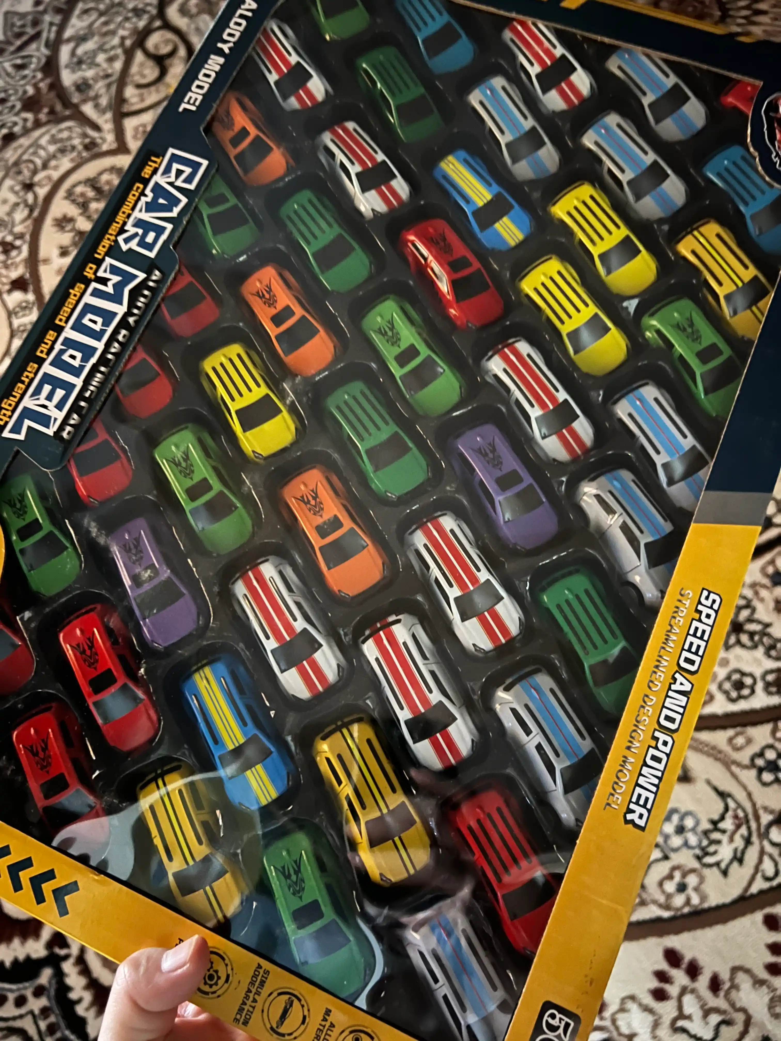 Hot Wheels metall mashinalar to‘plami, konteynerlar konstruktori