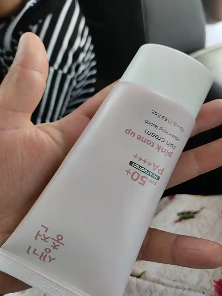 Quyoshdan himoyalovchi namlantiruvchi kremlar Prettyskin SPF50+ PA++++