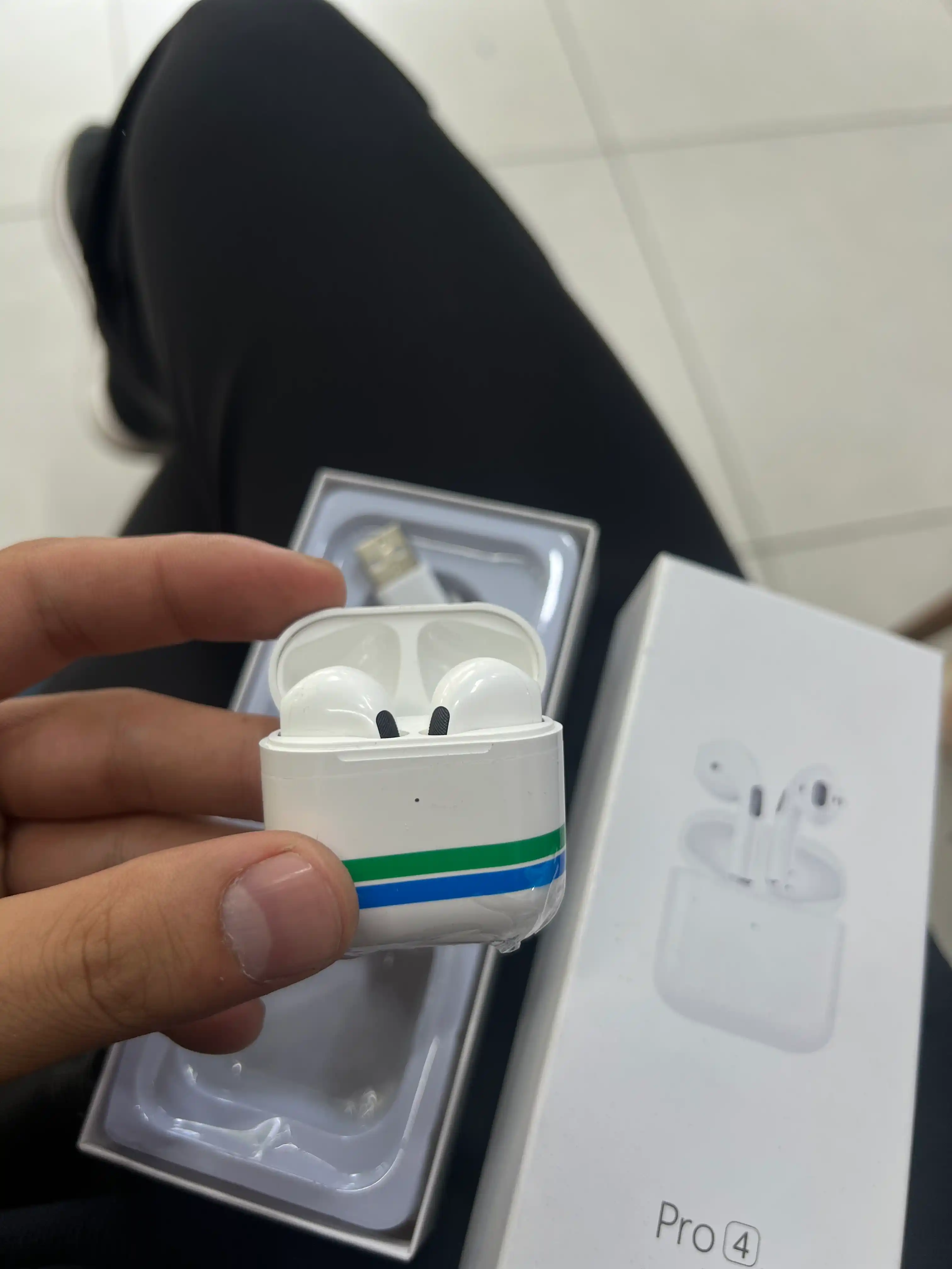 Simsiz quloqchinlar Pods 4, iPhone va Android uchun naushniklar